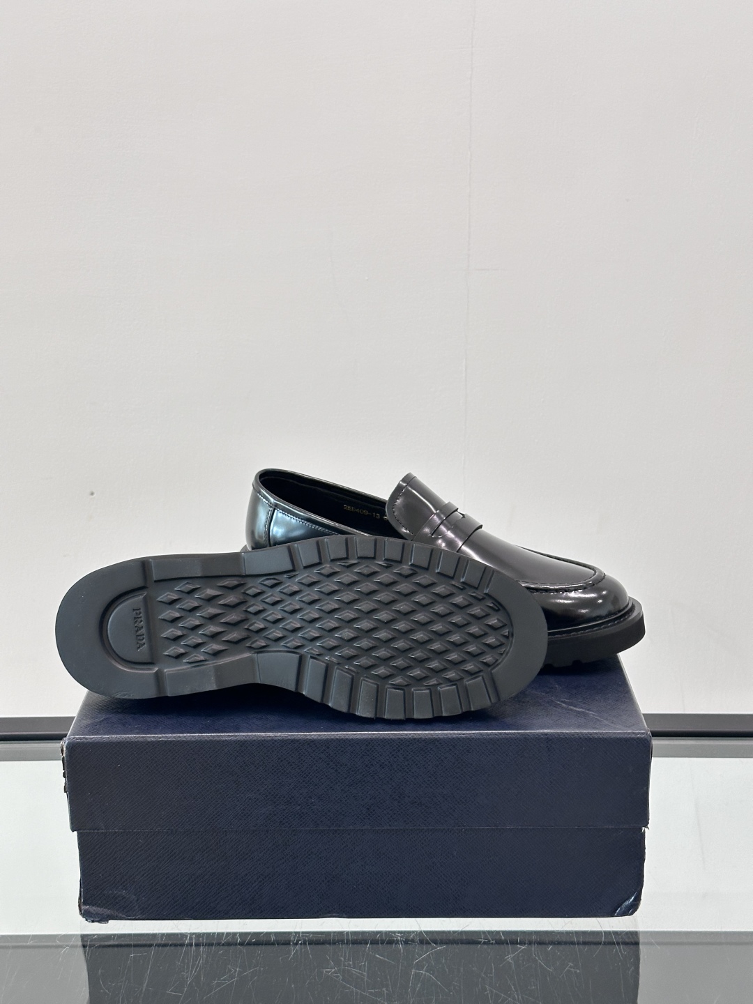 Prada/普拉达新款亮面皮革乐福鞋，采用意大利进口开边珠鞋面，套脚乐福鞋款式，大块拼接设计，耐穿不变形