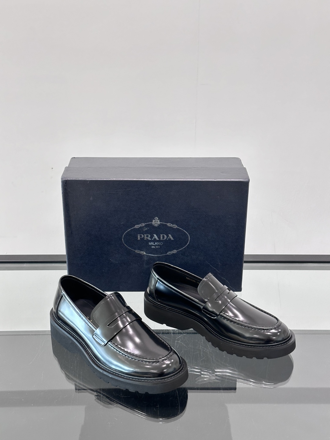 Prada/普拉达新款亮面皮革乐福鞋，采用意大利进口开边珠鞋面，套脚乐福鞋款式，大块拼接设计，耐穿不变形