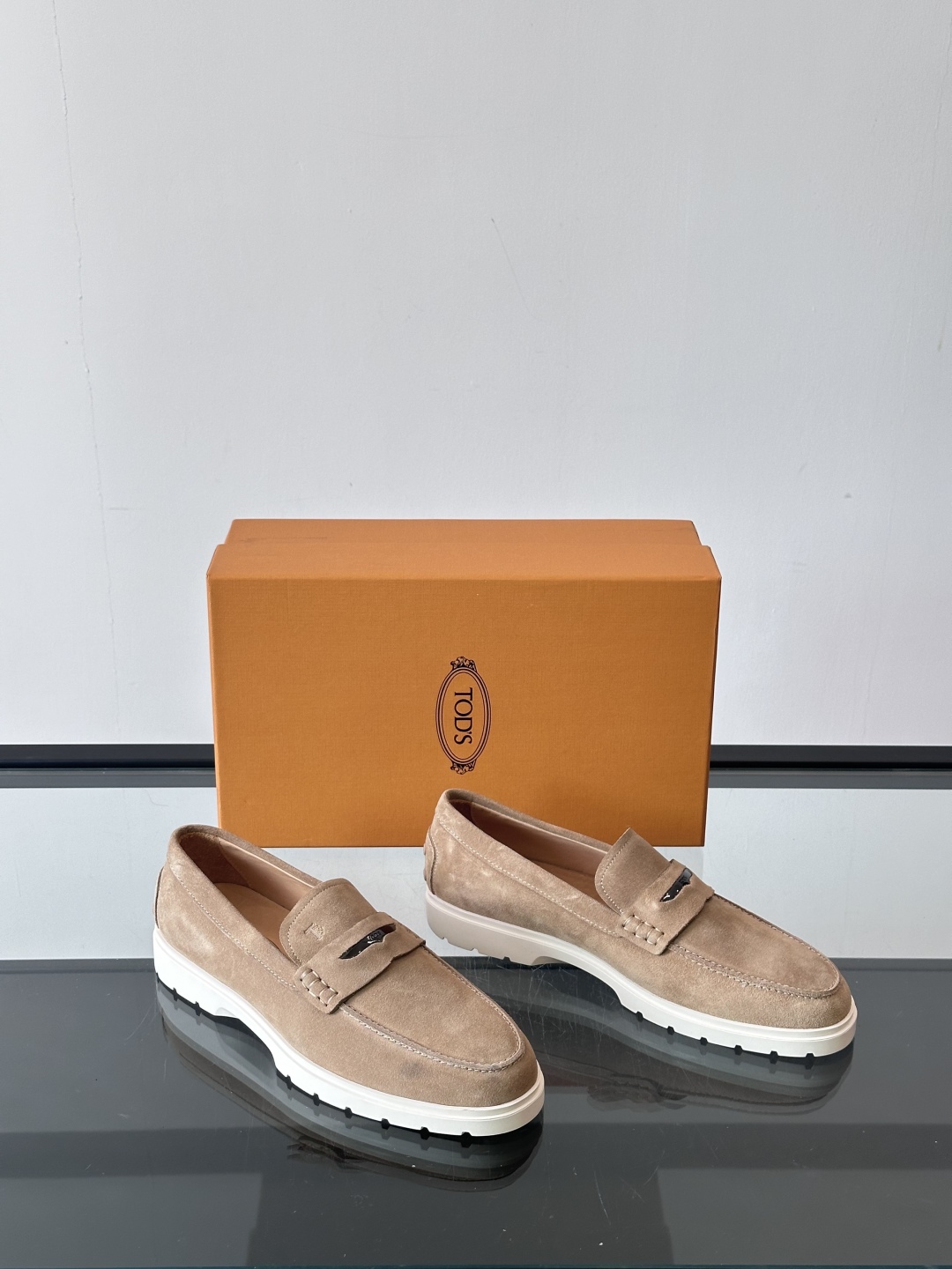  TOD’S/托德斯新款男士乐福休闲鞋，这款鞋选用翻毛皮制成，橡胶大底尽显品牌元素，轻松提升日常造型。原