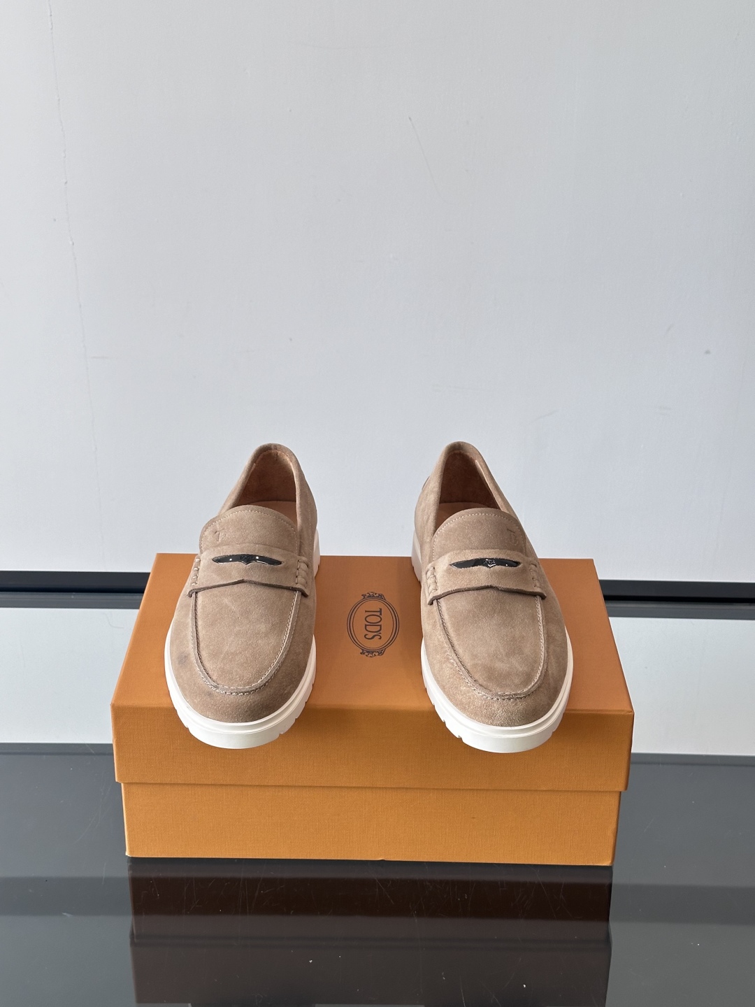  TOD’S/托德斯新款男士乐福休闲鞋，这款鞋选用翻毛皮制成，橡胶大底尽显品牌元素，轻松提升日常造型。原