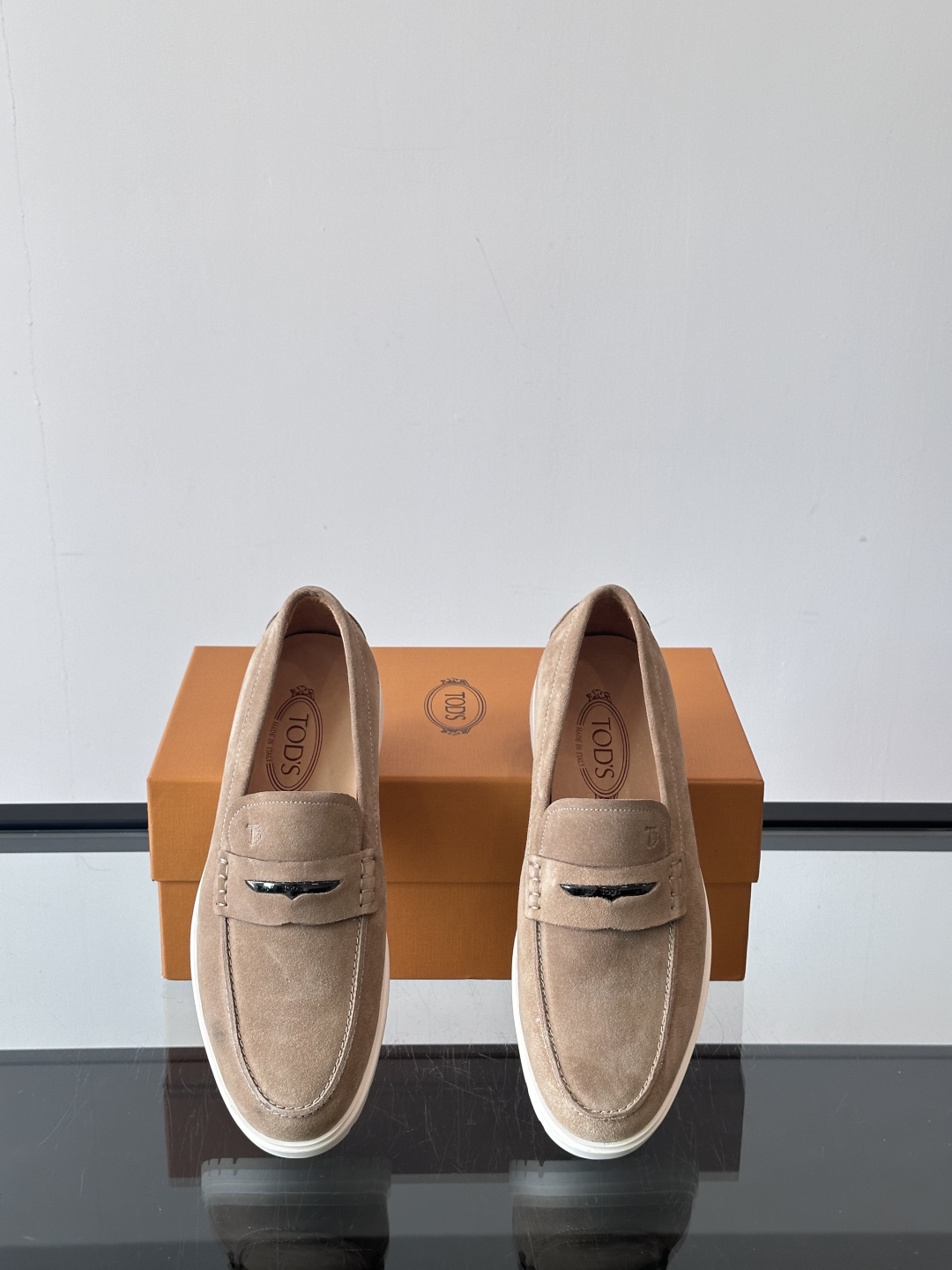  TOD’S/托德斯新款男士乐福休闲鞋，这款鞋选用翻毛皮制成，橡胶大底尽显品牌元素，轻松提升日常造型。原