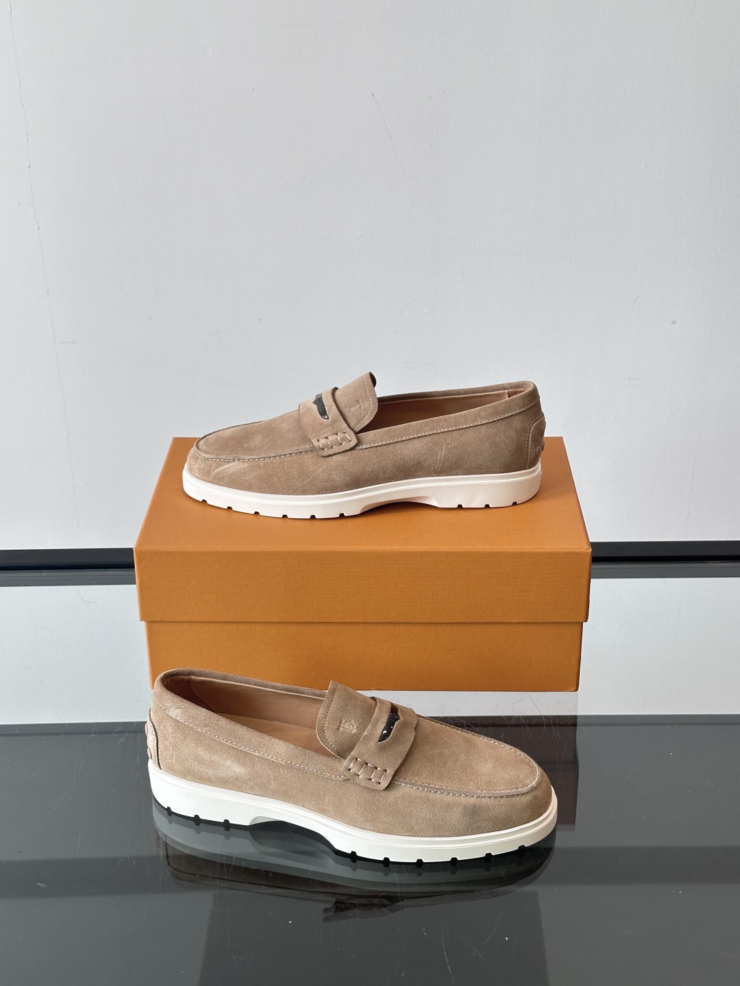  TOD’S/托德斯新款男士乐福休闲鞋，这款鞋选用翻毛皮制成，橡胶大底尽显品牌元素，轻松提升日常造型。原