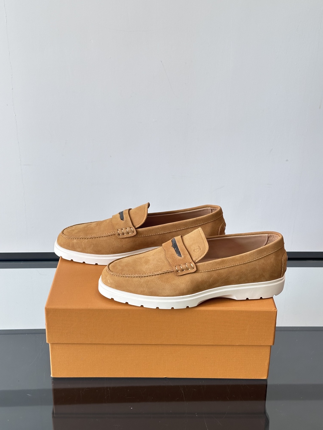  TOD’S/托德斯新款男士乐福休闲鞋，这款鞋选用翻毛皮制成，橡胶大底尽显品牌元素，轻松提升日常造型。原