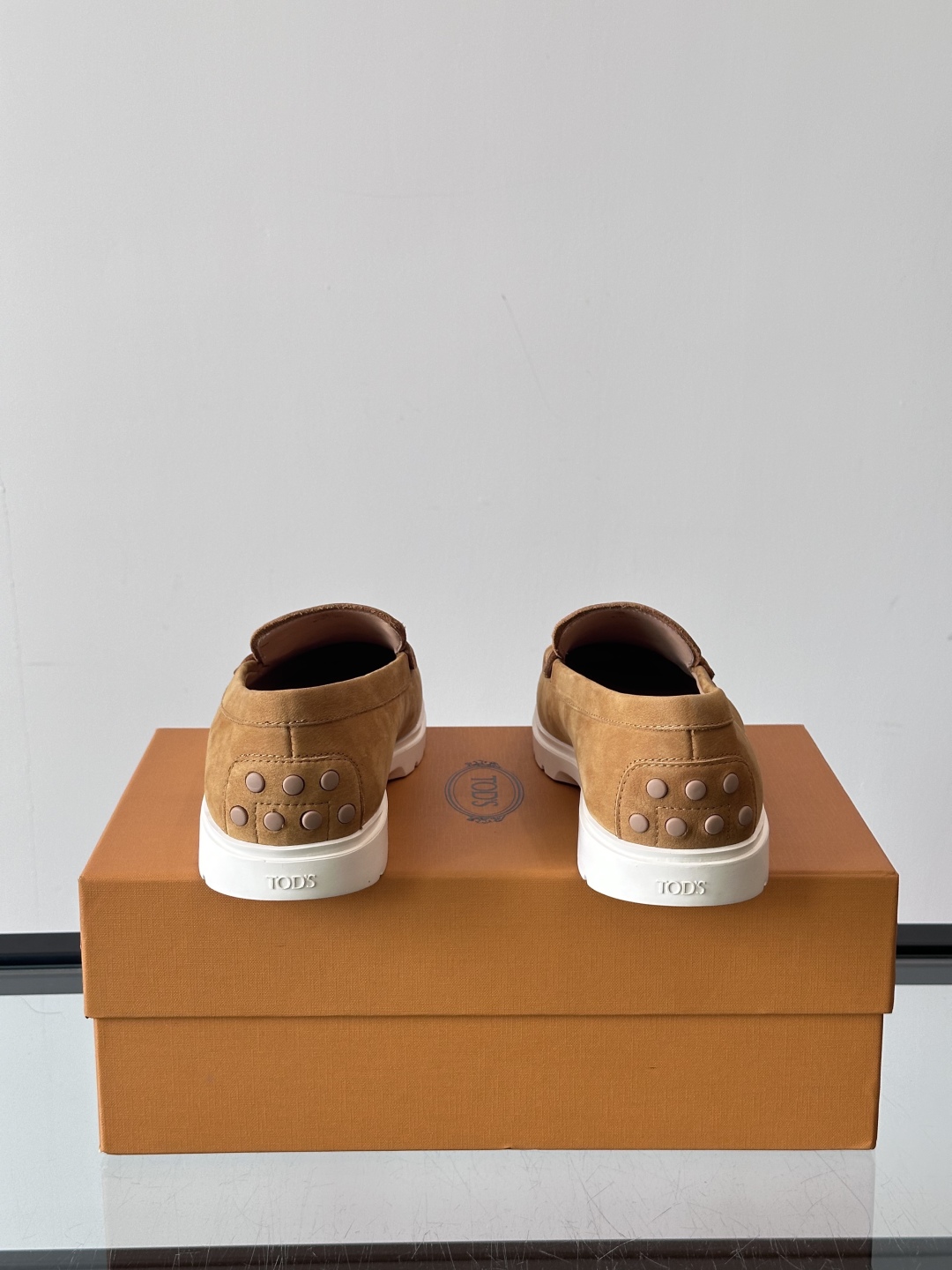  TOD’S/托德斯新款男士乐福休闲鞋，这款鞋选用翻毛皮制成，橡胶大底尽显品牌元素，轻松提升日常造型。原