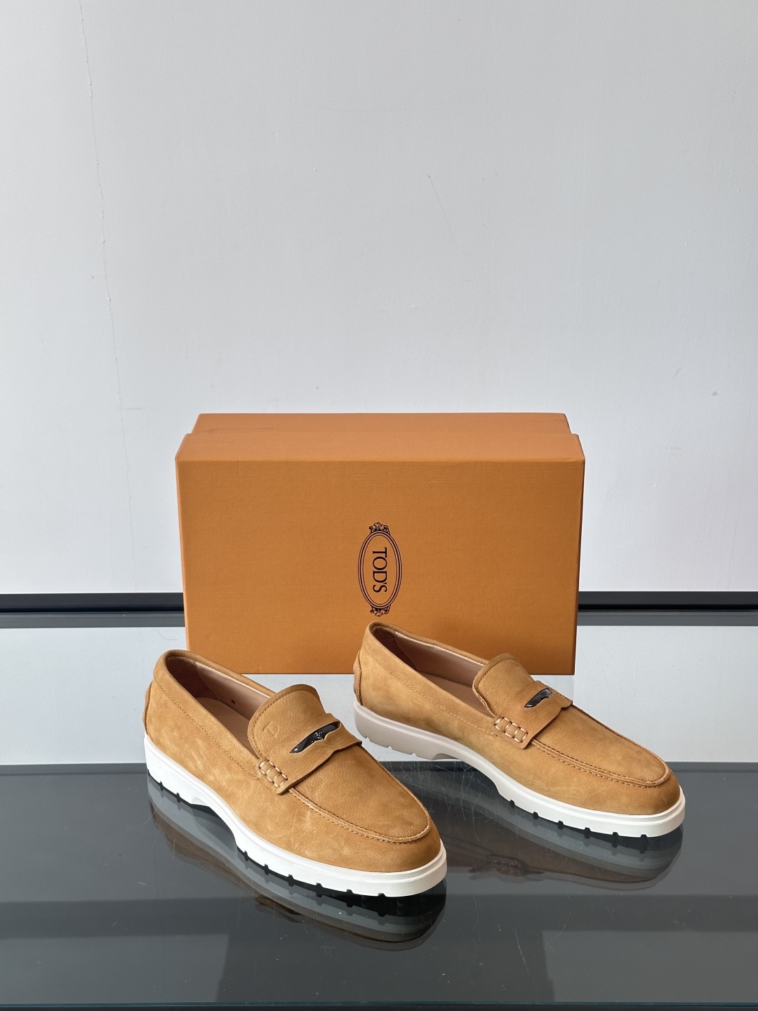  TOD’S/托德斯新款男士乐福休闲鞋，这款鞋选用翻毛皮制成，橡胶大底尽显品牌元素，轻松提升日常造型。原