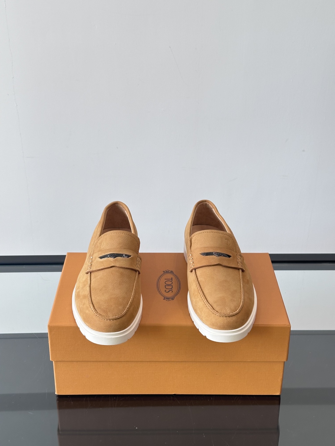 TOD’S/托德斯新款男士乐福休闲鞋，这款鞋选用翻毛皮制成，橡胶大底尽显品牌元素，轻松提升日常造型。原