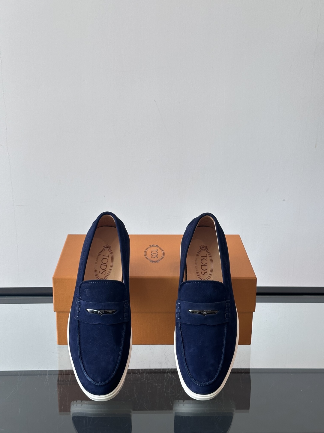  TOD’S/托德斯新款男士乐福休闲鞋，这款鞋选用翻毛皮制成，橡胶大底尽显品牌元素，轻松提升日常造型。原
