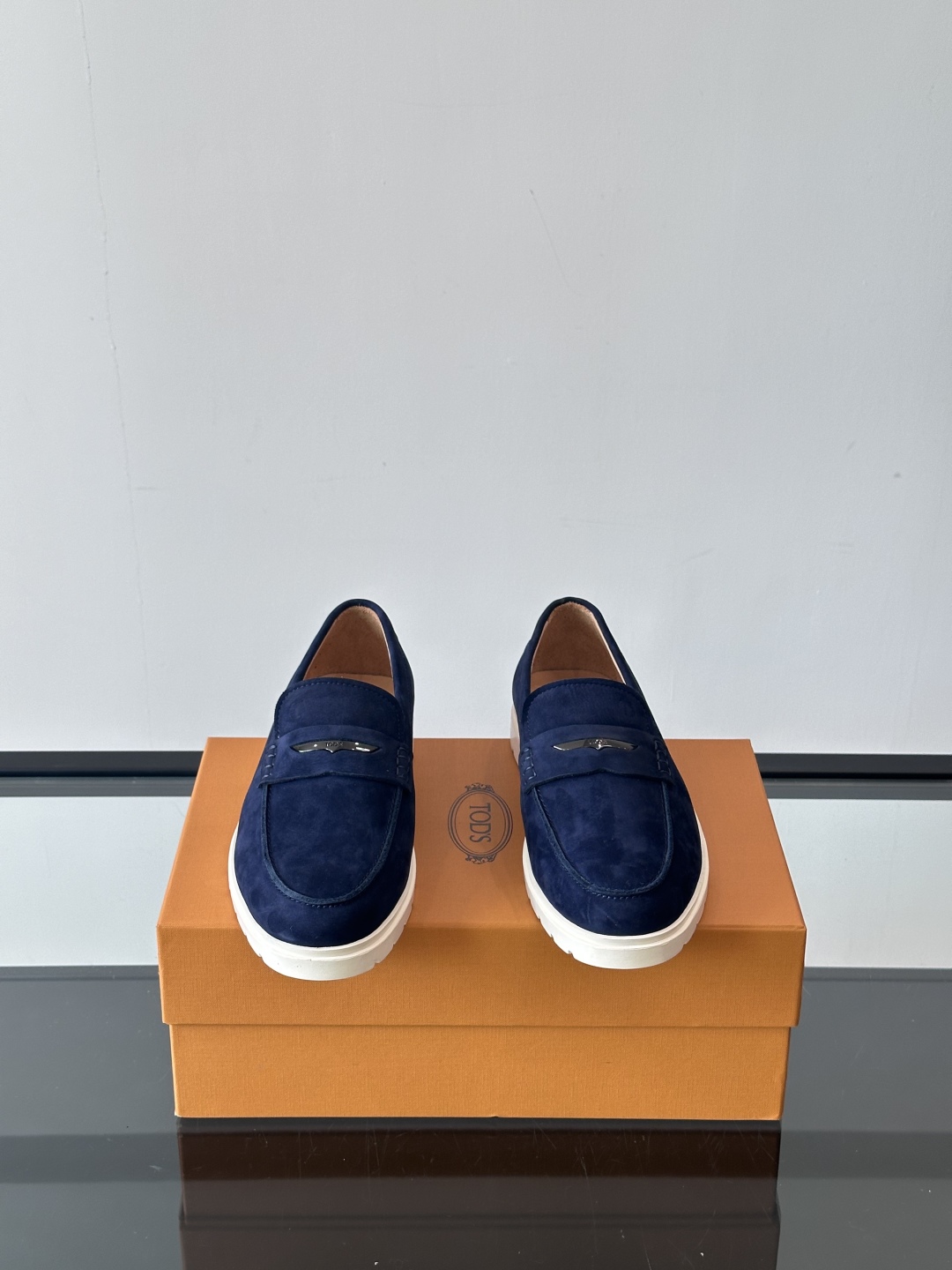  TOD’S/托德斯新款男士乐福休闲鞋，这款鞋选用翻毛皮制成，橡胶大底尽显品牌元素，轻松提升日常造型。原