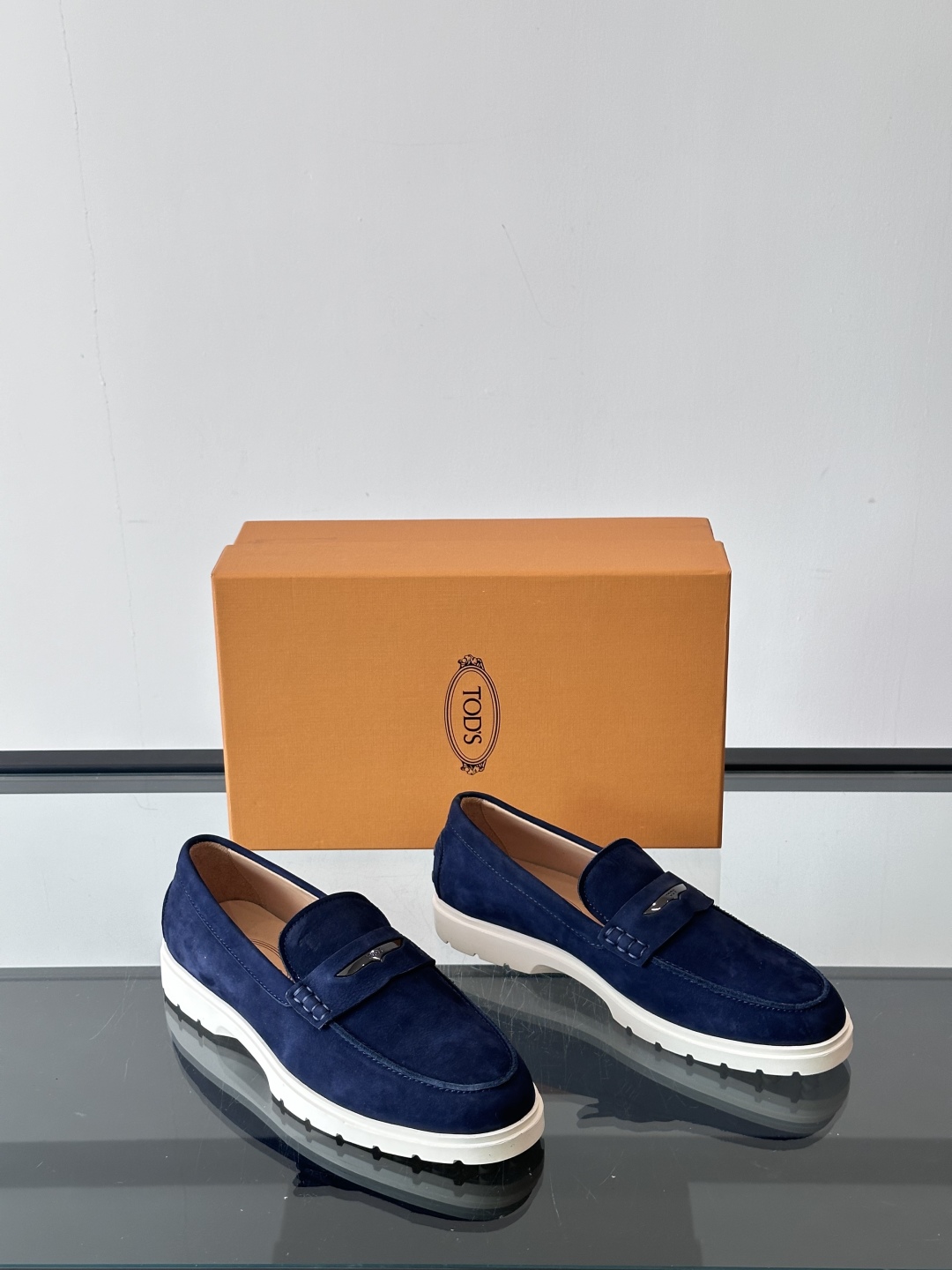  TOD’S/托德斯新款男士乐福休闲鞋，这款鞋选用翻毛皮制成，橡胶大底尽显品牌元素，轻松提升日常造型。原