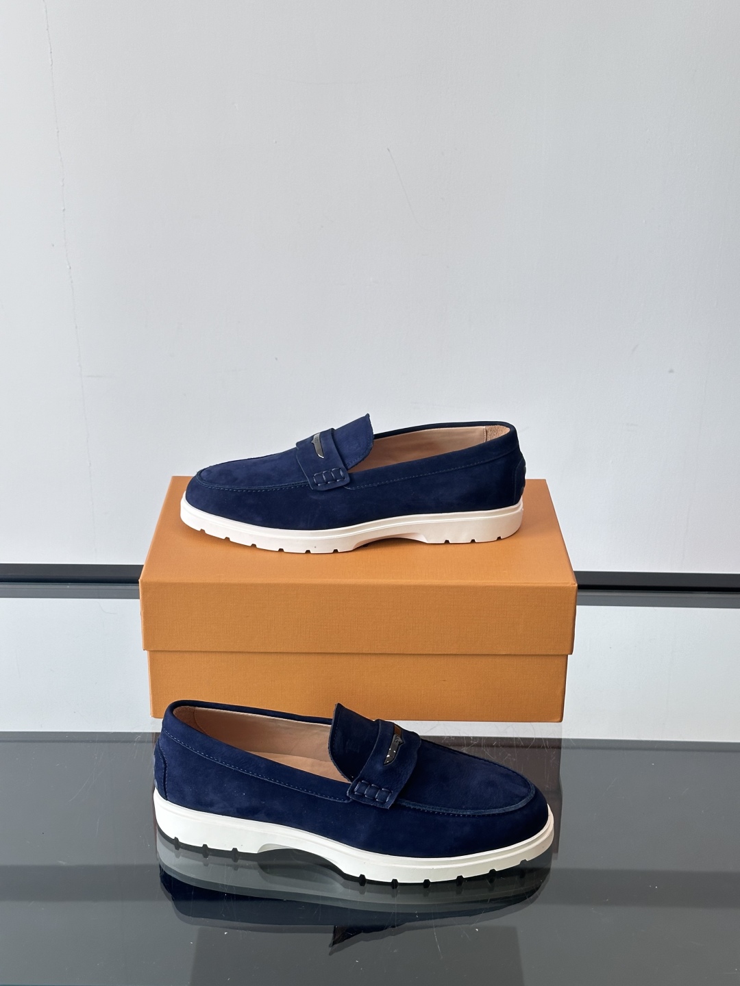  TOD’S/托德斯新款男士乐福休闲鞋，这款鞋选用翻毛皮制成，橡胶大底尽显品牌元素，轻松提升日常造型。原