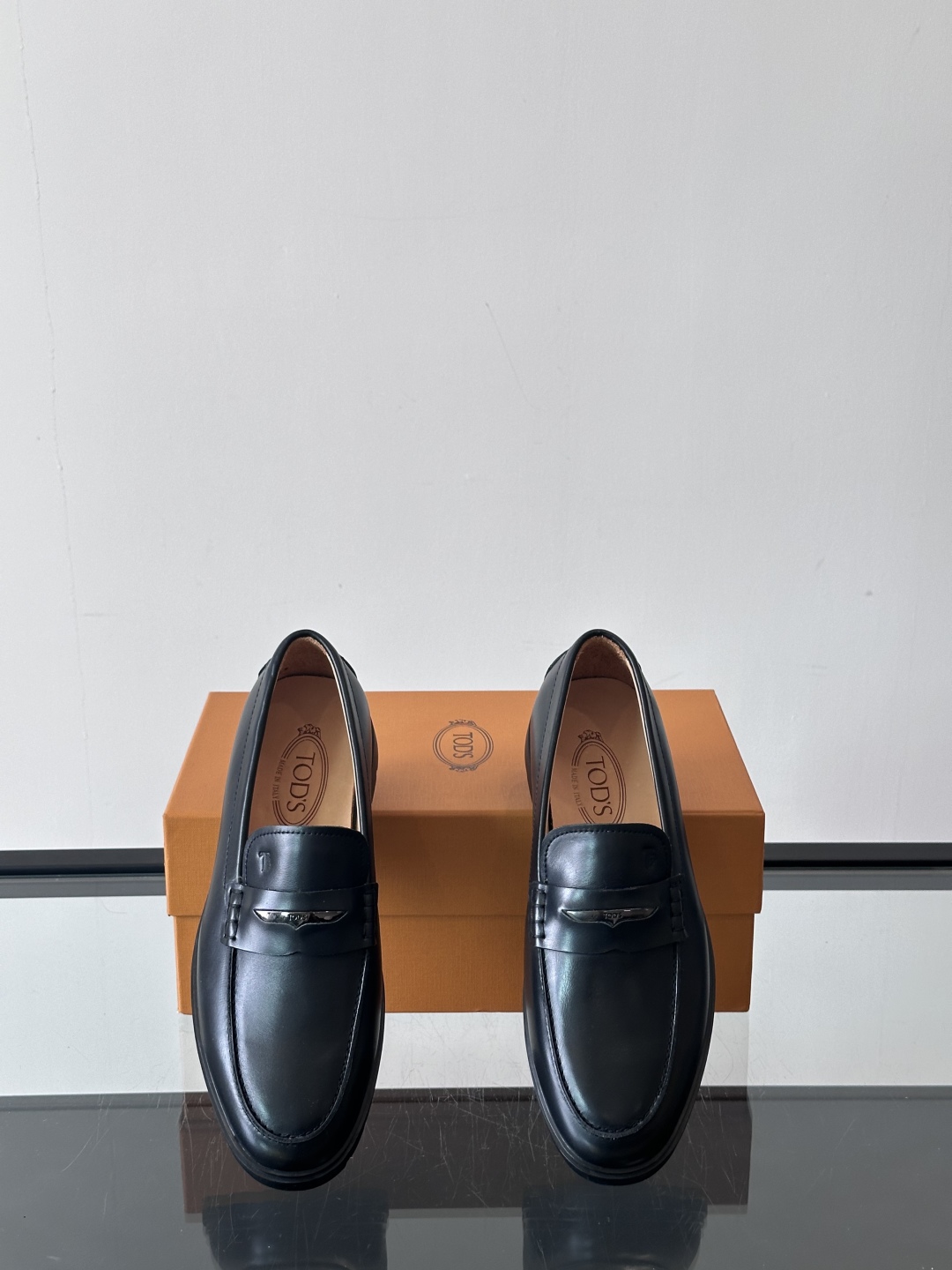  TOD’S/托德斯新款男士乐福休闲鞋，这款鞋选用翻毛皮制成，橡胶大底尽显品牌元素，轻松提升日常造型。原