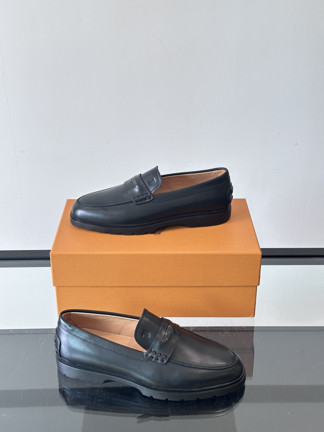  TOD’S/托德斯新款男士乐福休闲鞋，这款鞋选用翻毛皮制成，橡胶大底尽显品牌元素，轻松提升日常造型。原