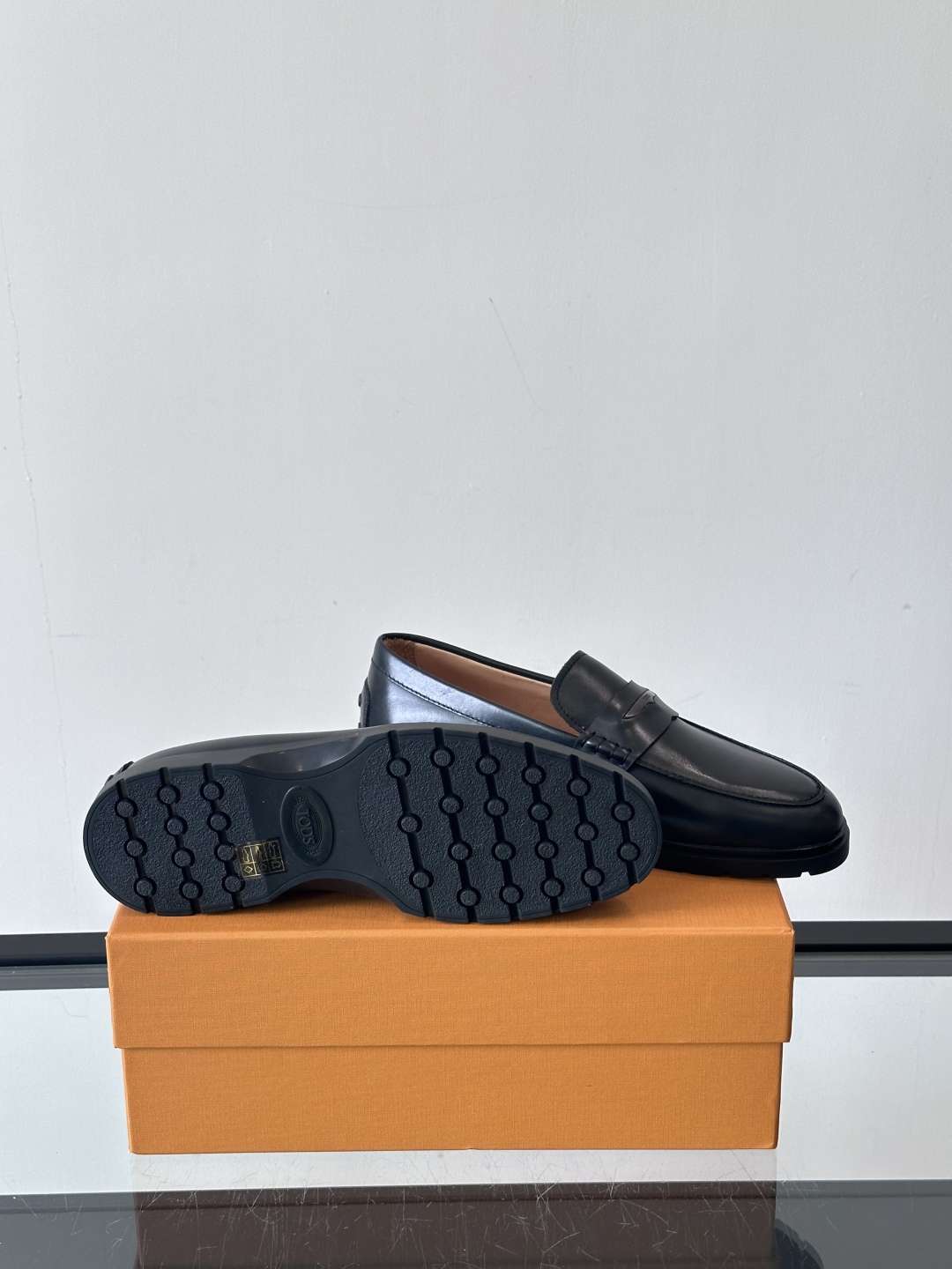  TOD’S/托德斯新款男士乐福休闲鞋，这款鞋选用翻毛皮制成，橡胶大底尽显品牌元素，轻松提升日常造型。原