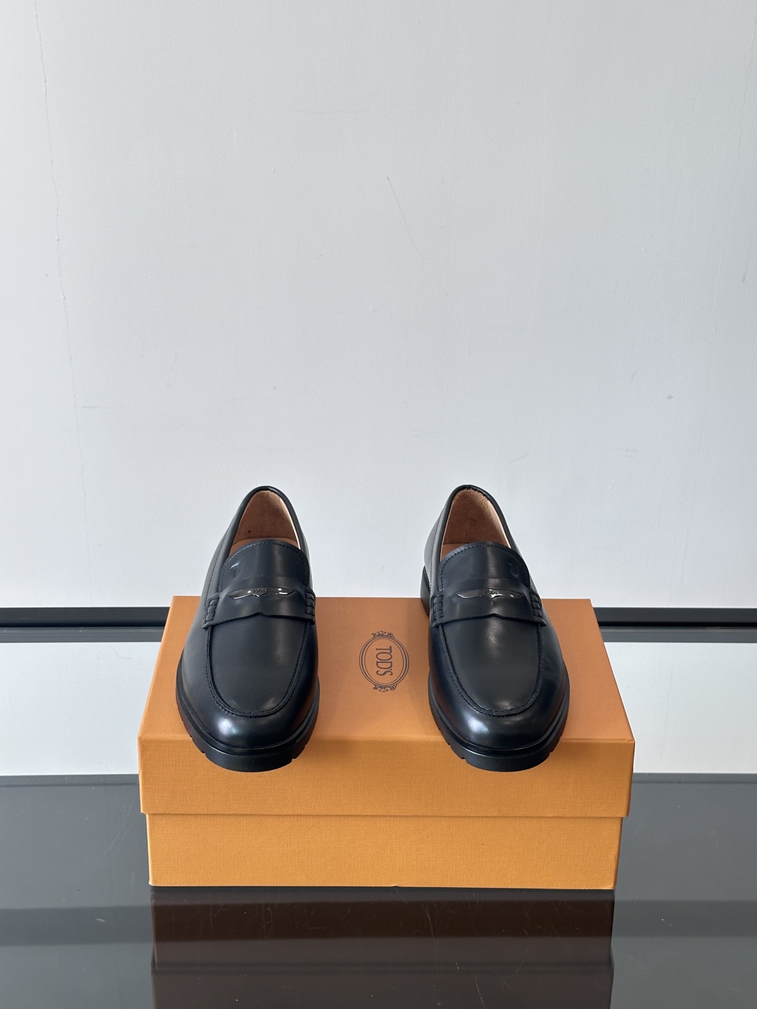  TOD’S/托德斯新款男士乐福休闲鞋，这款鞋选用翻毛皮制成，橡胶大底尽显品牌元素，轻松提升日常造型。原