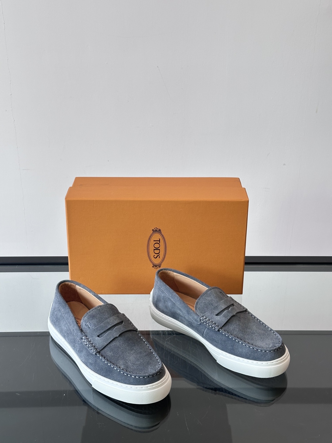  TOD’S/托德斯新款男士乐福休闲鞋，这款鞋选用翻毛皮制成，橡胶大底尽显品牌元素，轻松提升日常造型。原