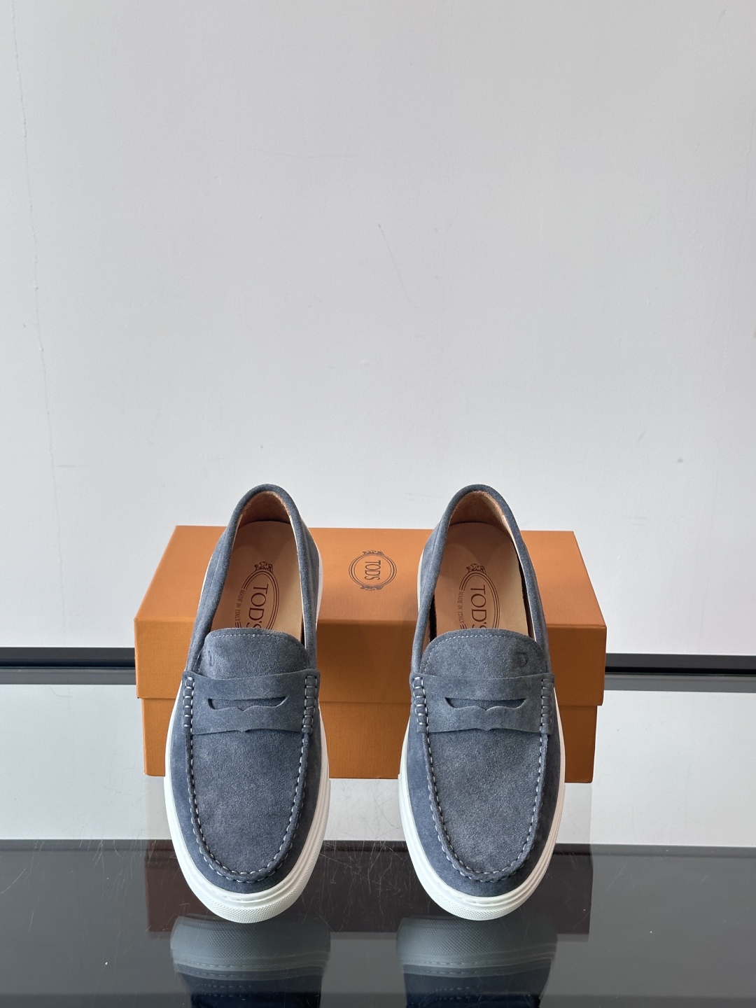  TOD’S/托德斯新款男士乐福休闲鞋，这款鞋选用翻毛皮制成，橡胶大底尽显品牌元素，轻松提升日常造型。原