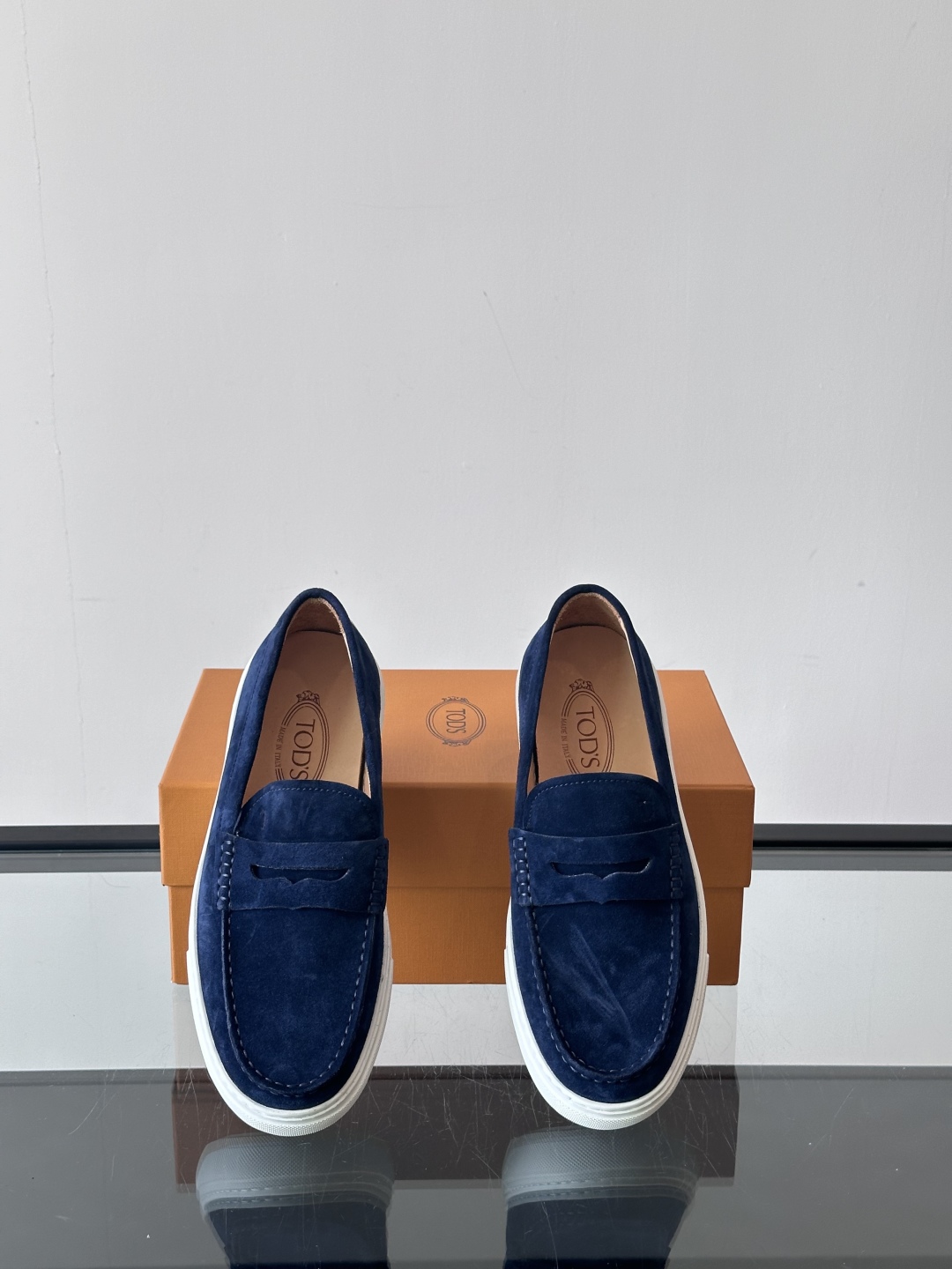  TOD’S/托德斯新款男士乐福休闲鞋，这款鞋选用翻毛皮制成，橡胶大底尽显品牌元素，轻松提升日常造型。原