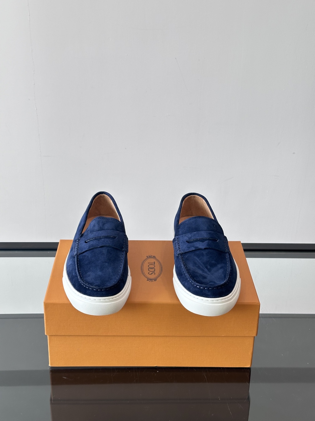  TOD’S/托德斯新款男士乐福休闲鞋，这款鞋选用翻毛皮制成，橡胶大底尽显品牌元素，轻松提升日常造型。原