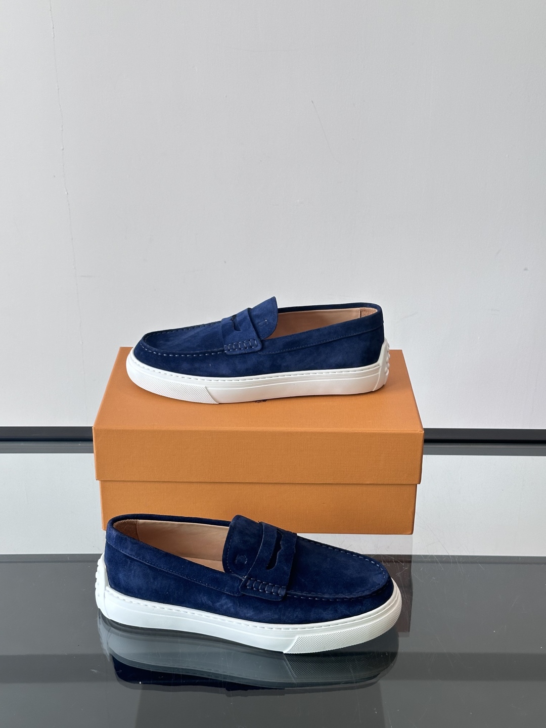  TOD’S/托德斯新款男士乐福休闲鞋，这款鞋选用翻毛皮制成，橡胶大底尽显品牌元素，轻松提升日常造型。原