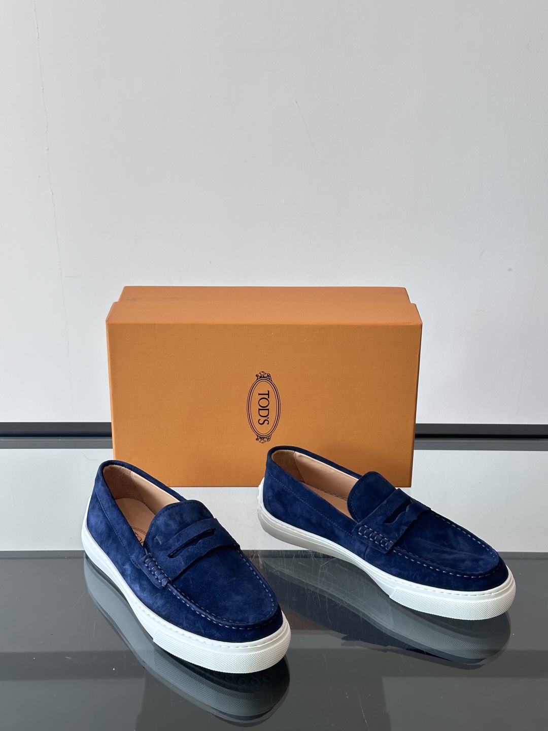  TOD’S/托德斯新款男士乐福休闲鞋，这款鞋选用翻毛皮制成，橡胶大底尽显品牌元素，轻松提升日常造型。原