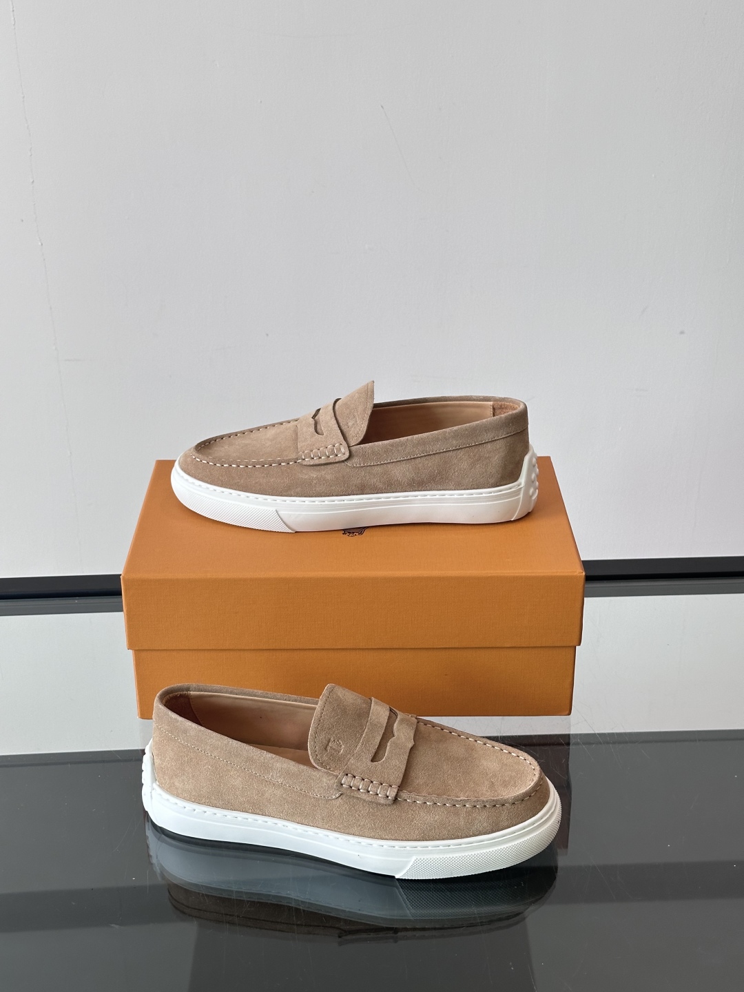  TOD’S/托德斯新款男士乐福休闲鞋，这款鞋选用翻毛皮制成，橡胶大底尽显品牌元素，轻松提升日常造型。原