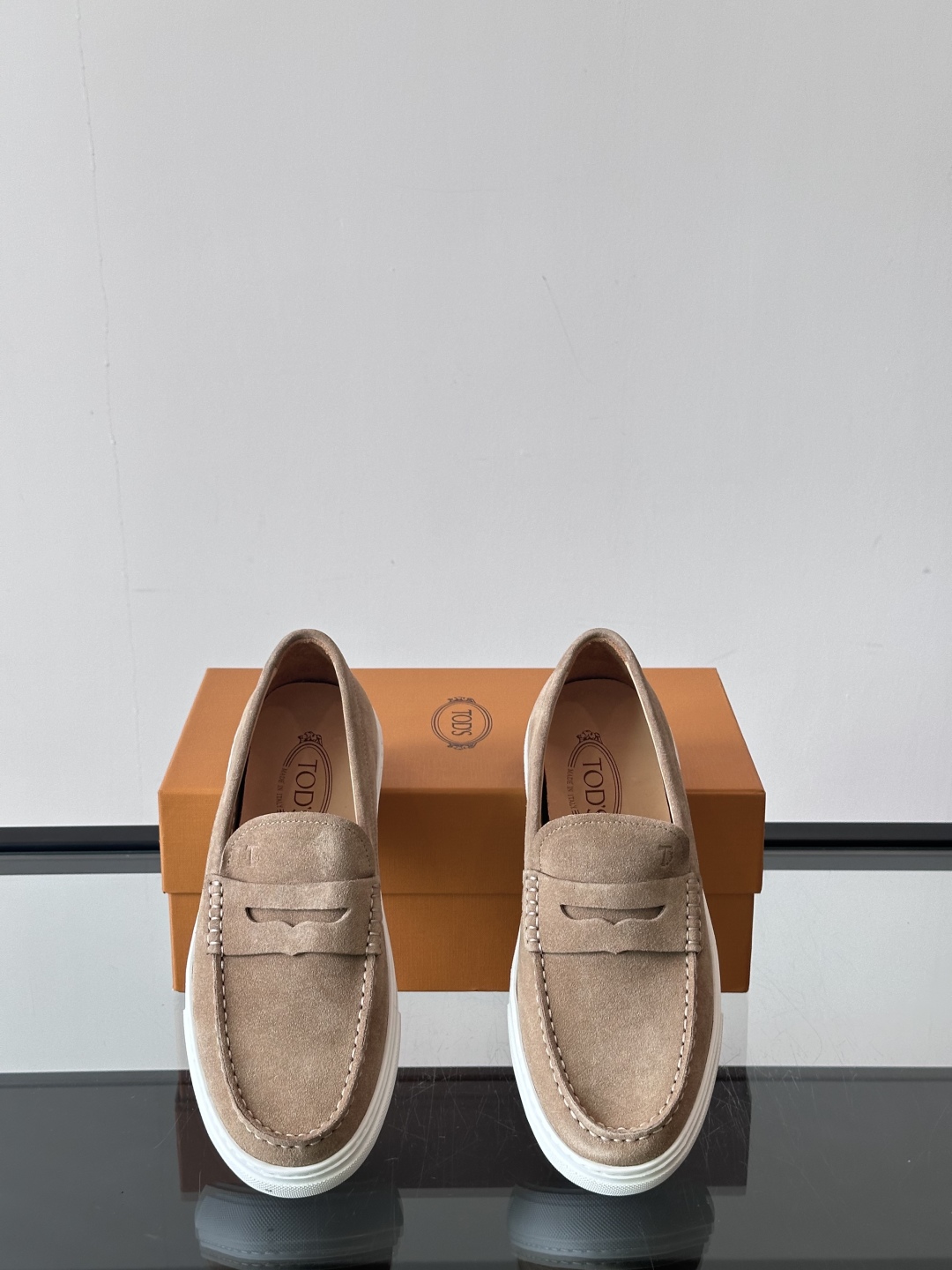  TOD’S/托德斯新款男士乐福休闲鞋，这款鞋选用翻毛皮制成，橡胶大底尽显品牌元素，轻松提升日常造型。原
