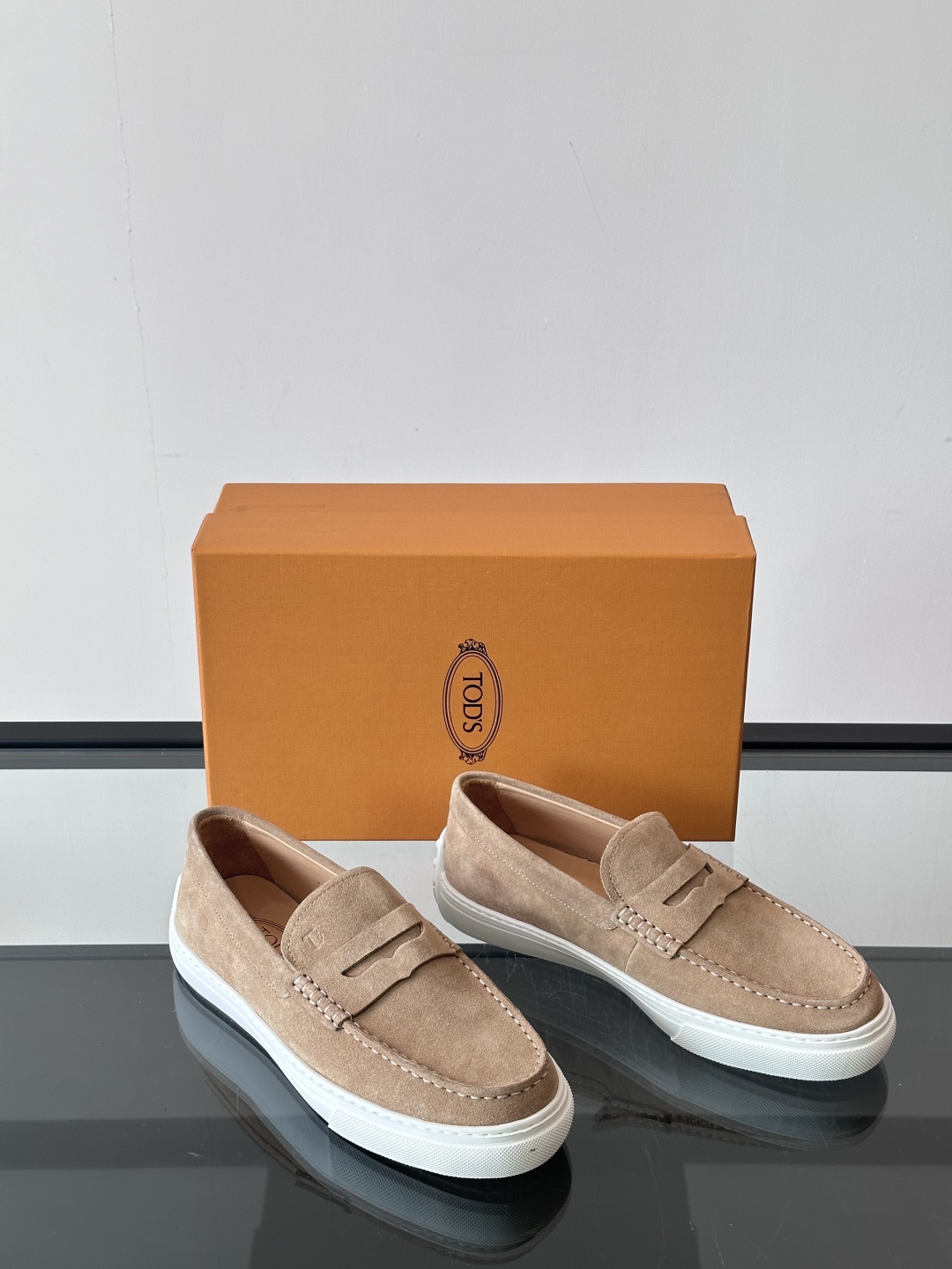  TOD’S/托德斯新款男士乐福休闲鞋，这款鞋选用翻毛皮制成，橡胶大底尽显品牌元素，轻松提升日常造型。原