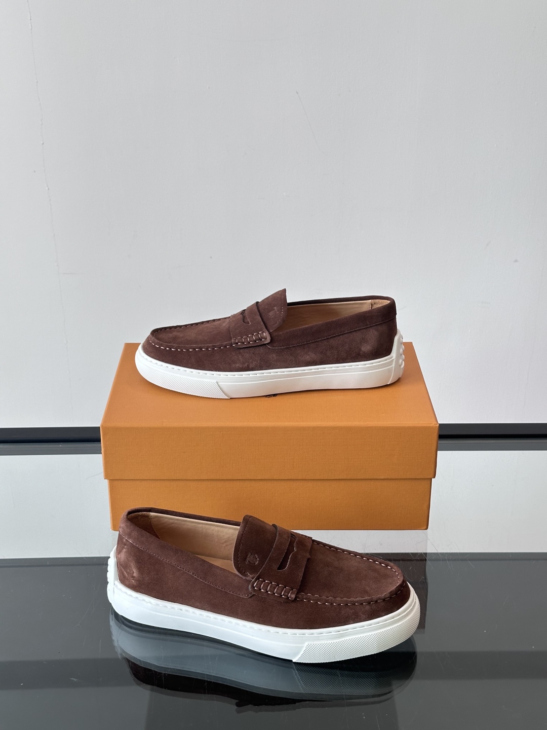  TOD’S/托德斯新款男士乐福休闲鞋，这款鞋选用翻毛皮制成，橡胶大底尽显品牌元素，轻松提升日常造型。原