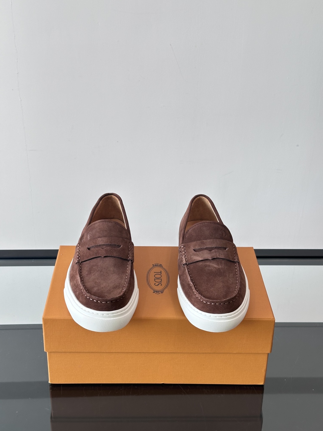  TOD’S/托德斯新款男士乐福休闲鞋，这款鞋选用翻毛皮制成，橡胶大底尽显品牌元素，轻松提升日常造型。原