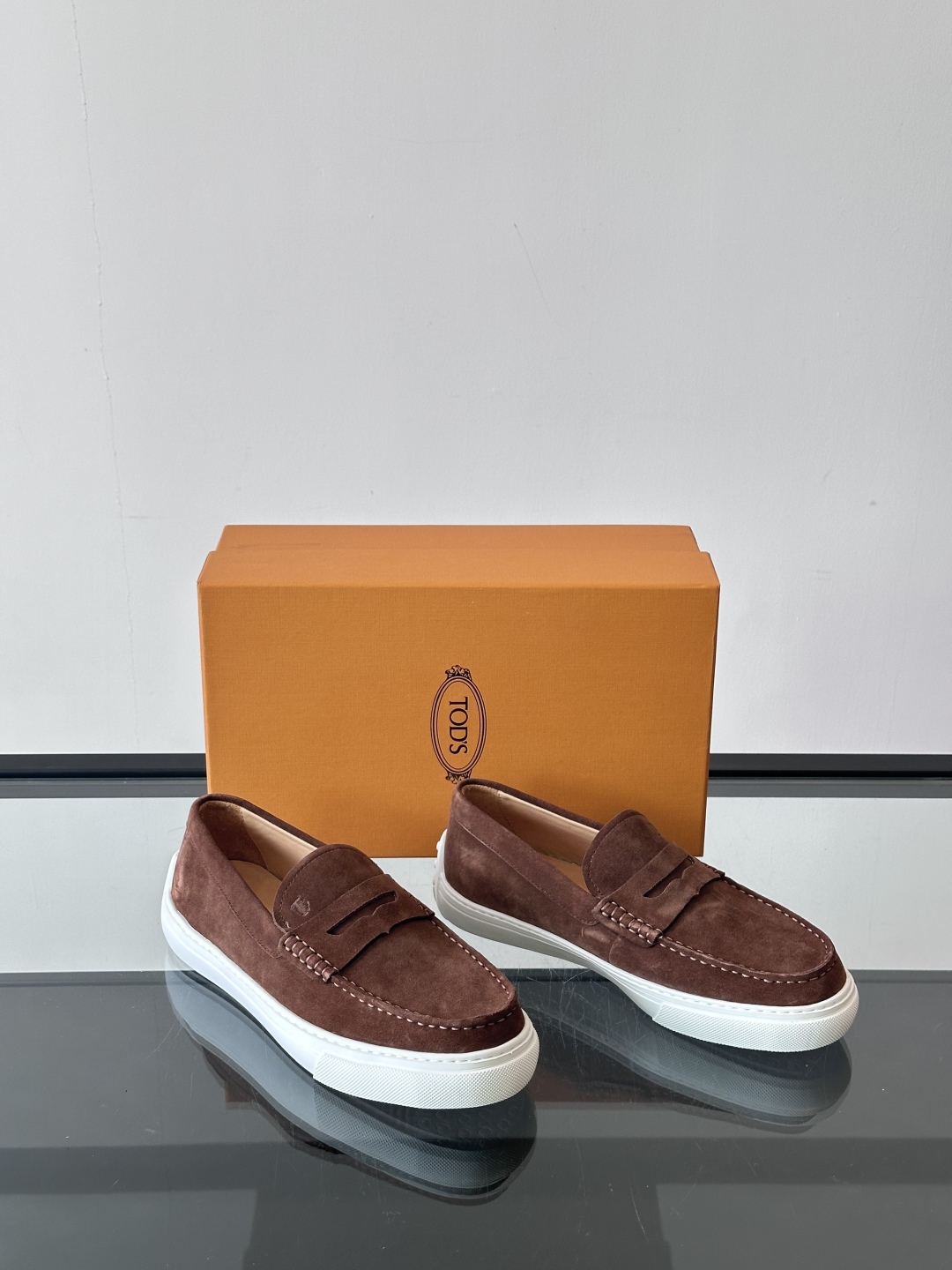 TOD’S/托德斯新款男士乐福休闲鞋，这款鞋选用翻毛皮制成，橡胶大底尽显品牌元素，轻松提升日常造型。原