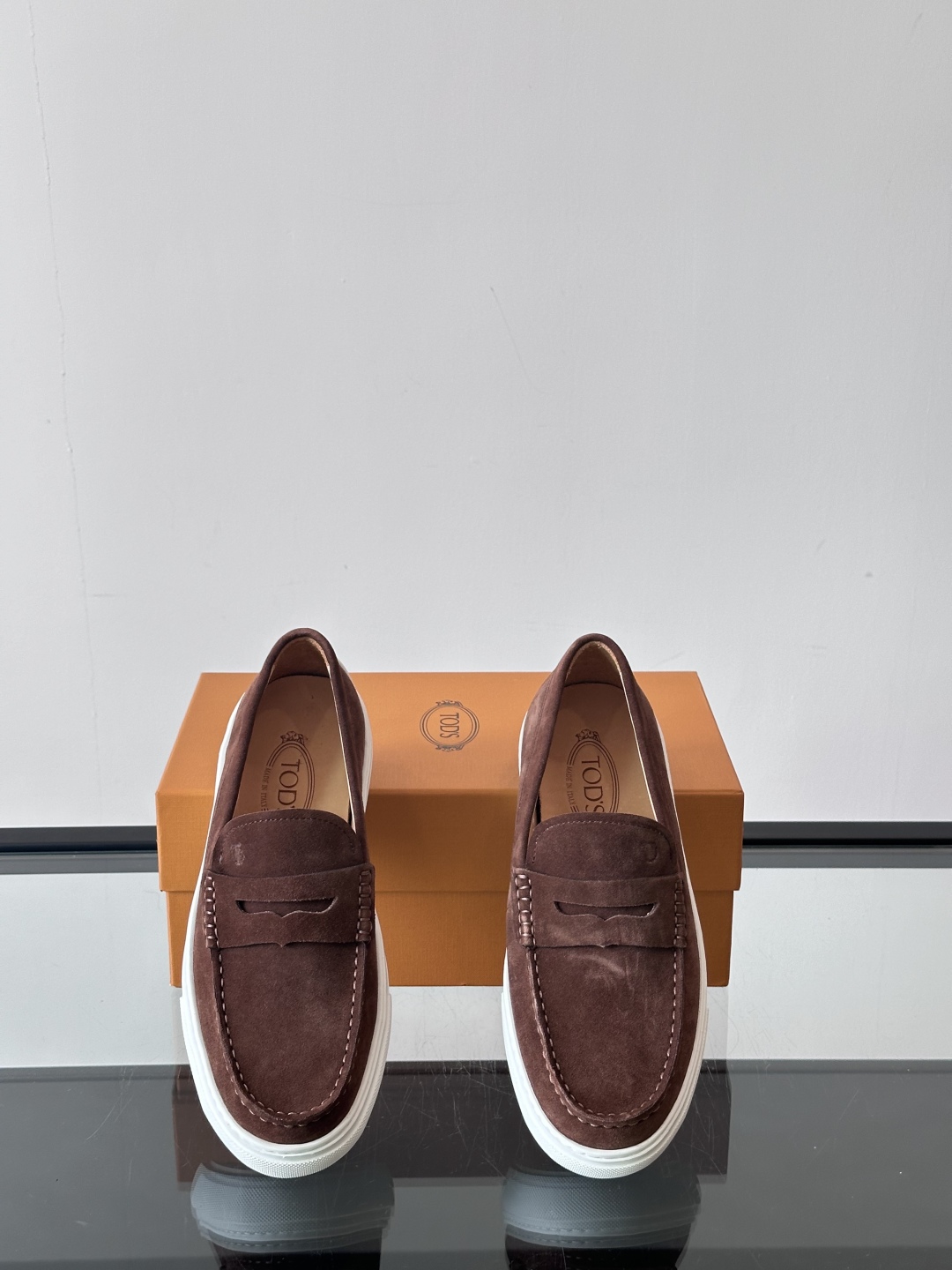  TOD’S/托德斯新款男士乐福休闲鞋，这款鞋选用翻毛皮制成，橡胶大底尽显品牌元素，轻松提升日常造型。原