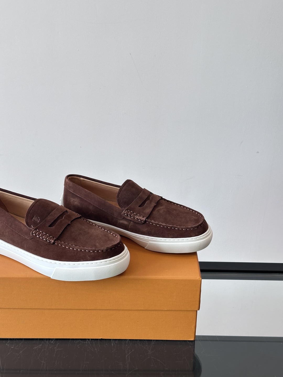  TOD’S/托德斯新款男士乐福休闲鞋，这款鞋选用翻毛皮制成，橡胶大底尽显品牌元素，轻松提升日常造型。原
