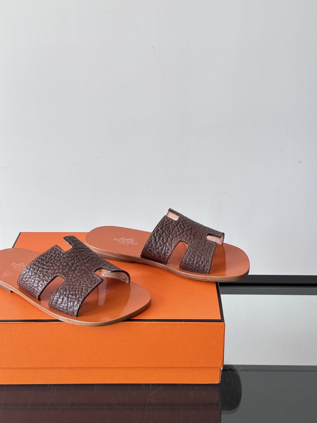 ◾️▫️Hermes 高端真皮大底男士拖鞋，高品质经典单品，用料上乘考究，版型宽松舒适，推荐入手，鞋面选