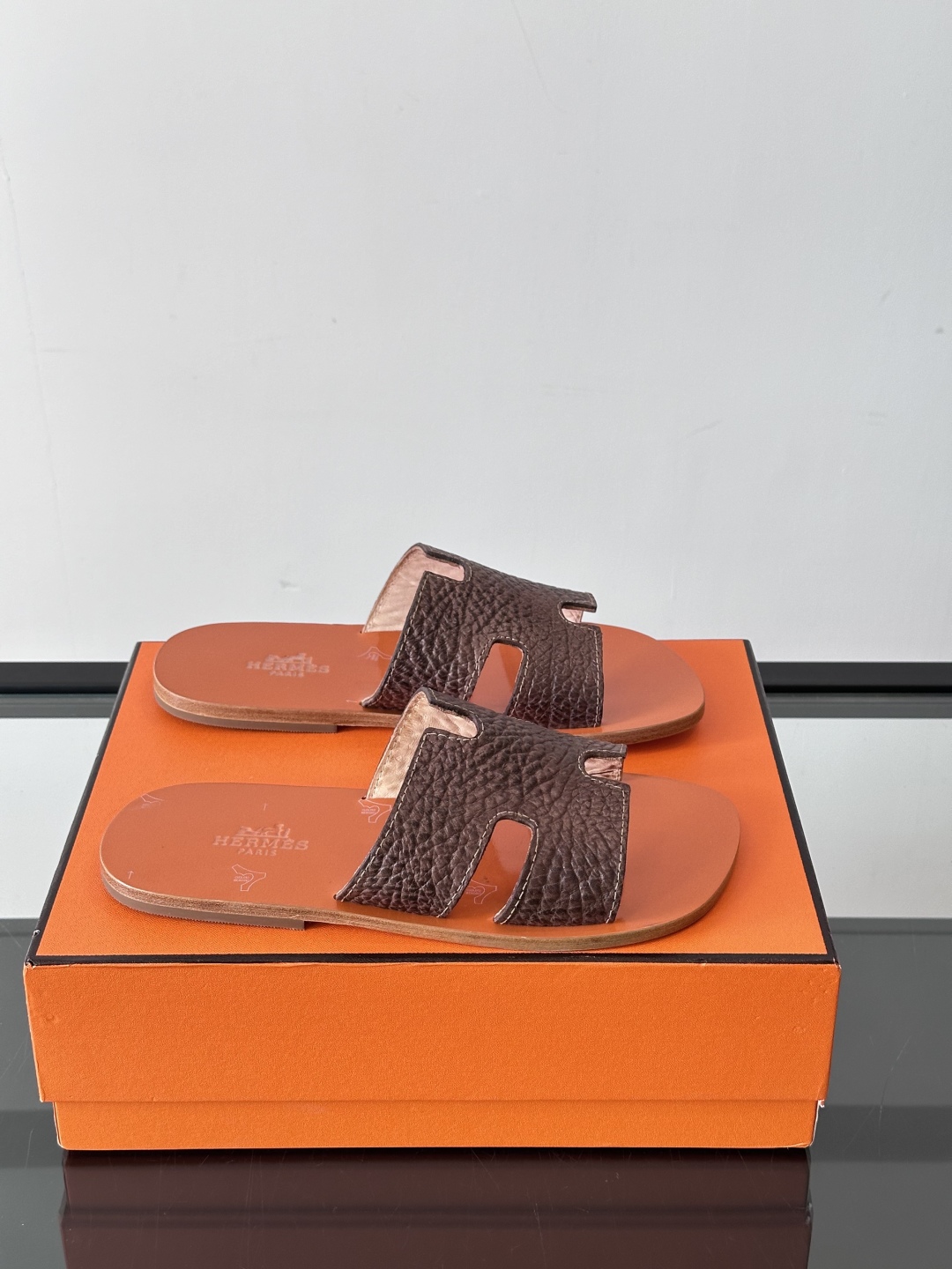 ◾️▫️Hermes 高端真皮大底男士拖鞋，高品质经典单品，用料上乘考究，版型宽松舒适，推荐入手，鞋面选