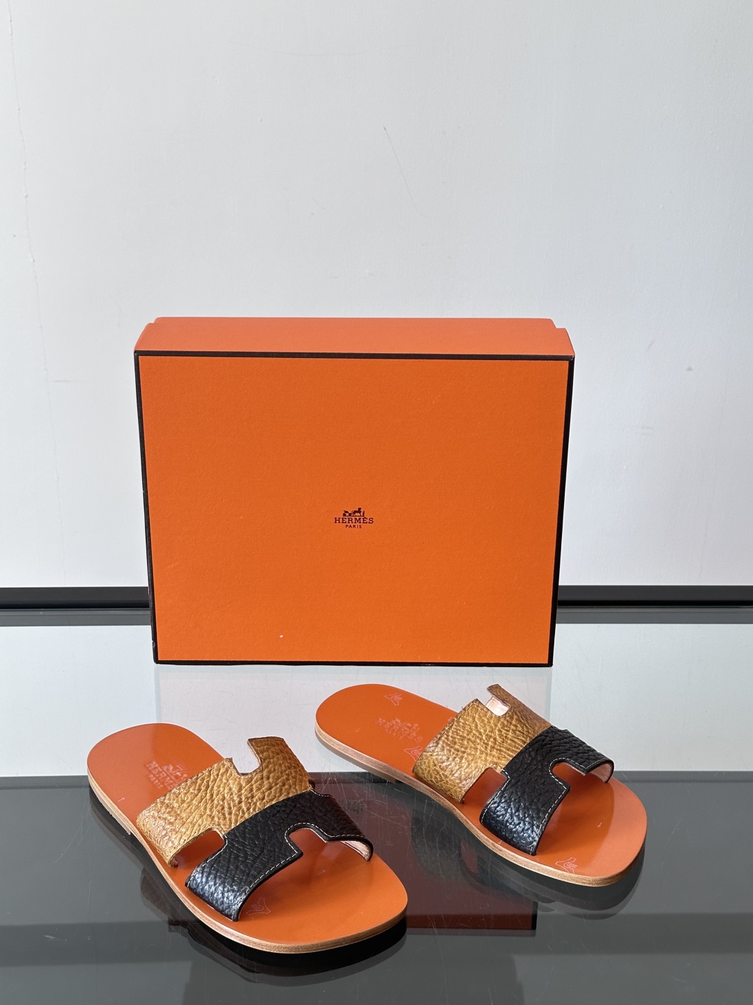 ◾️▫️Hermes 高端真皮大底男士拖鞋，高品质经典单品，用料上乘考究，版型宽松舒适，推荐入手，鞋面选