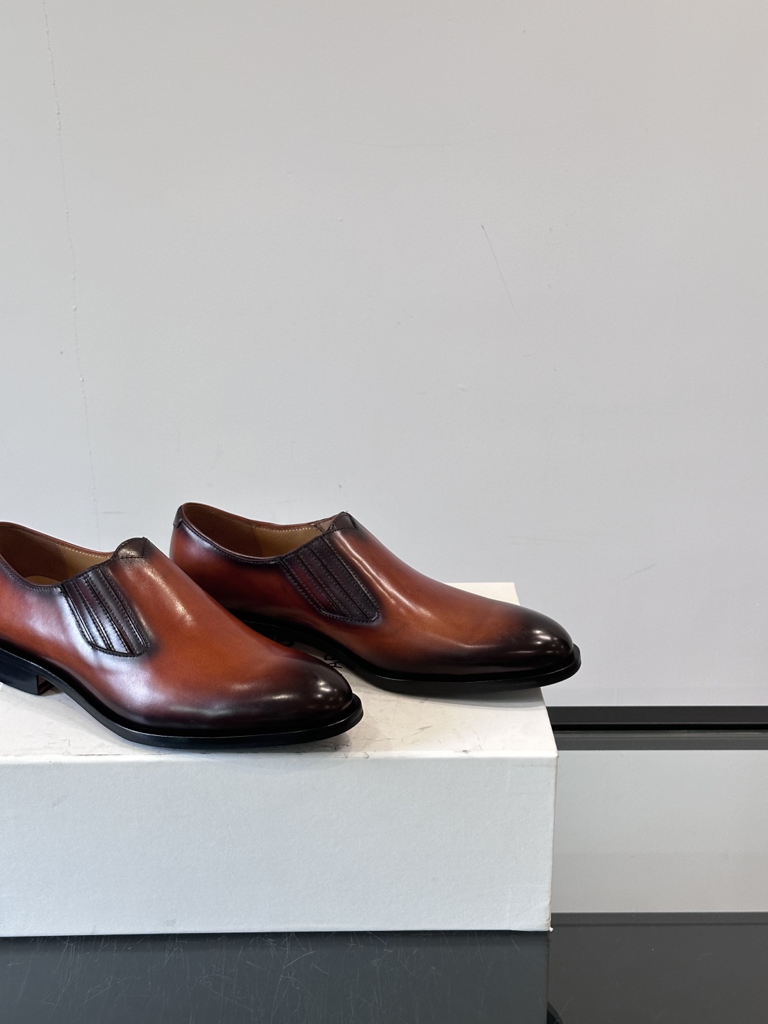 Berluti/布鲁提高端真皮大底正装皮鞋，采用进口牛皮鞋面 柔软有型，手工改色工艺，低调奢华气质，舒适
