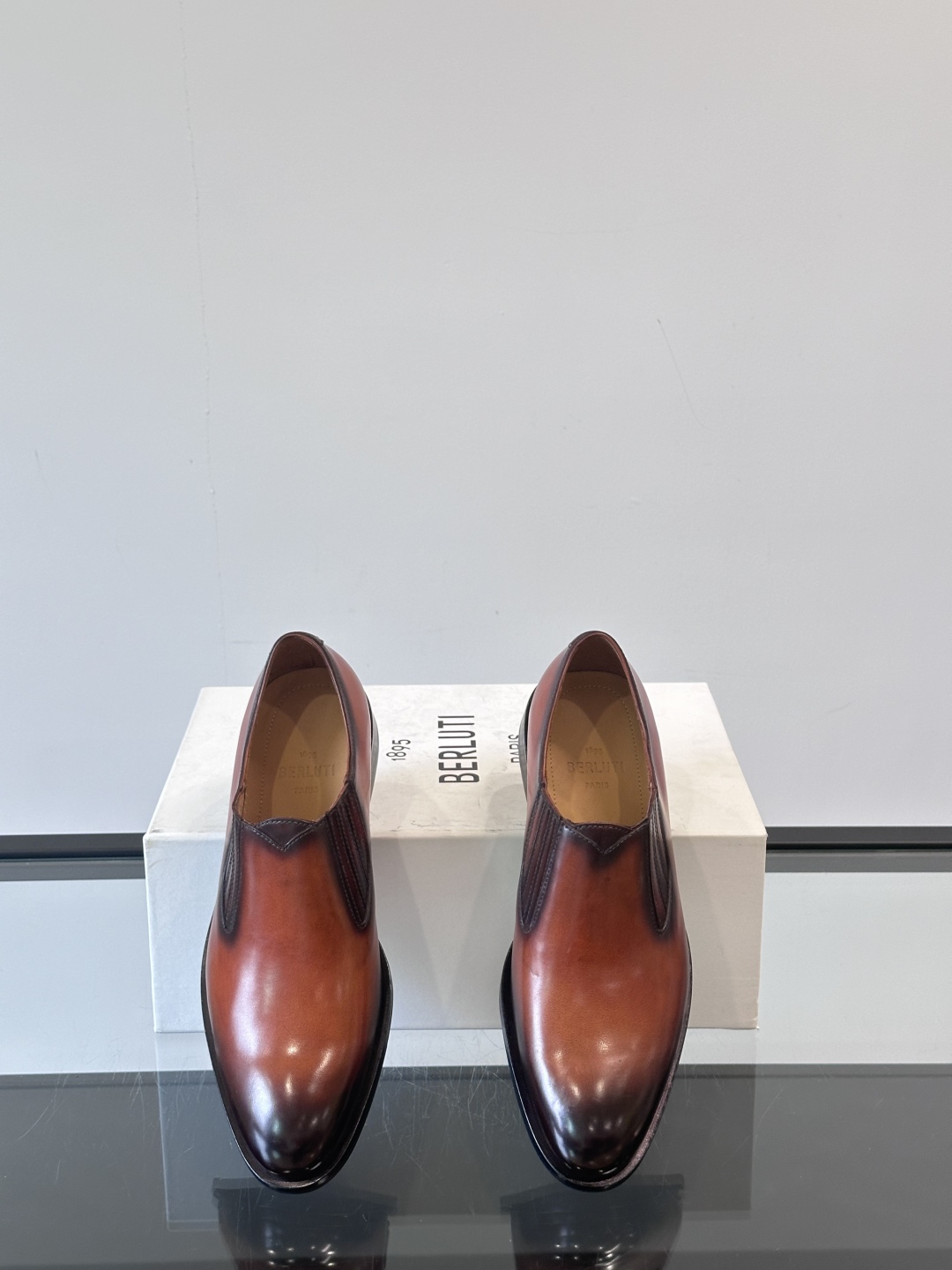 Berluti/布鲁提高端真皮大底正装皮鞋，采用进口牛皮鞋面 柔软有型，手工改色工艺，低调奢华气质，舒适