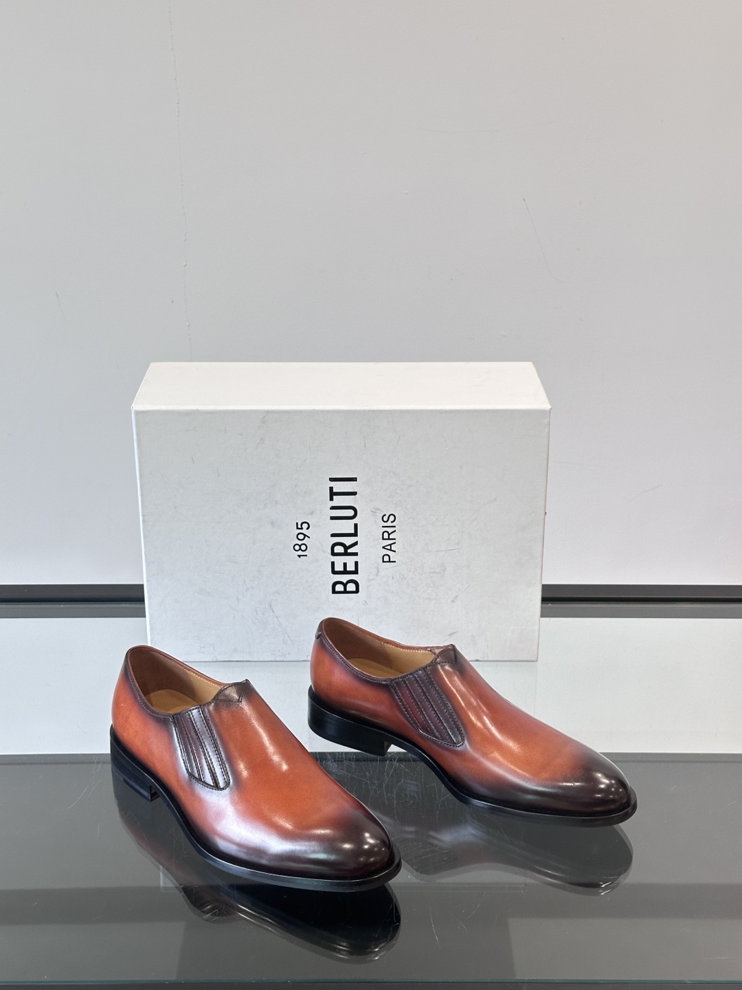 Berluti/布鲁提高端真皮大底正装皮鞋，采用进口牛皮鞋面 柔软有型，手工改色工艺，低调奢华气质，舒适