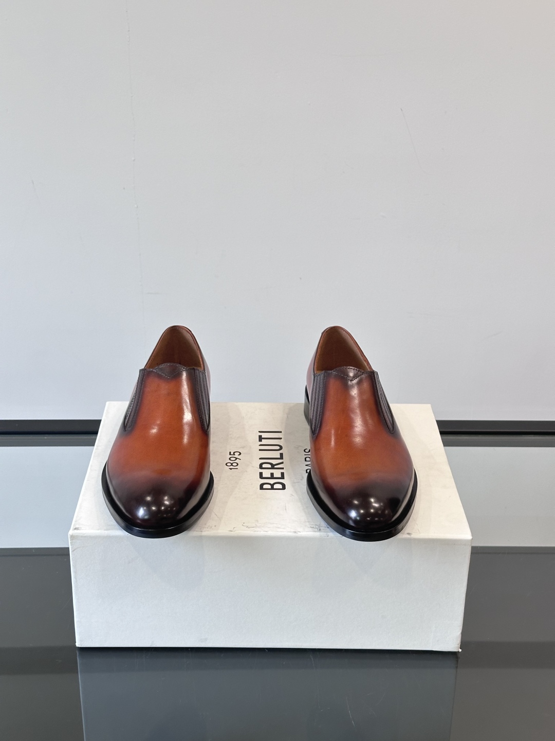 Berluti/布鲁提高端真皮大底正装皮鞋，采用进口牛皮鞋面 柔软有型，手工改色工艺，低调奢华气质，舒适