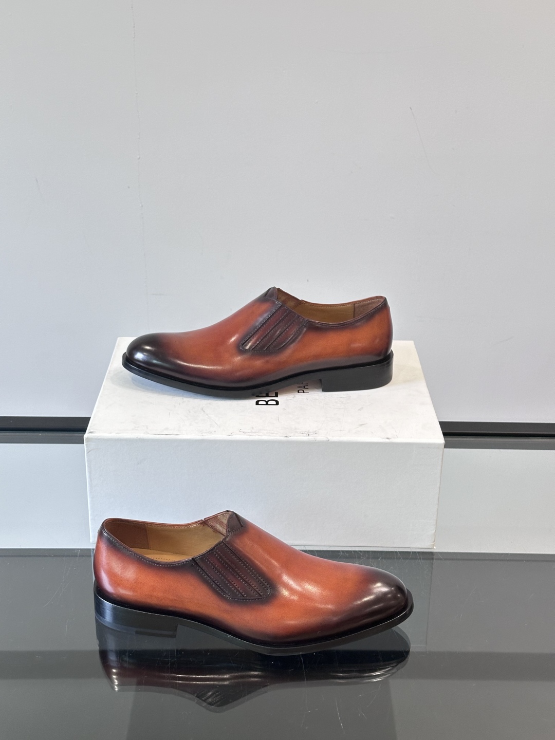 Berluti/布鲁提高端真皮大底正装皮鞋，采用进口牛皮鞋面 柔软有型，手工改色工艺，低调奢华气质，舒适