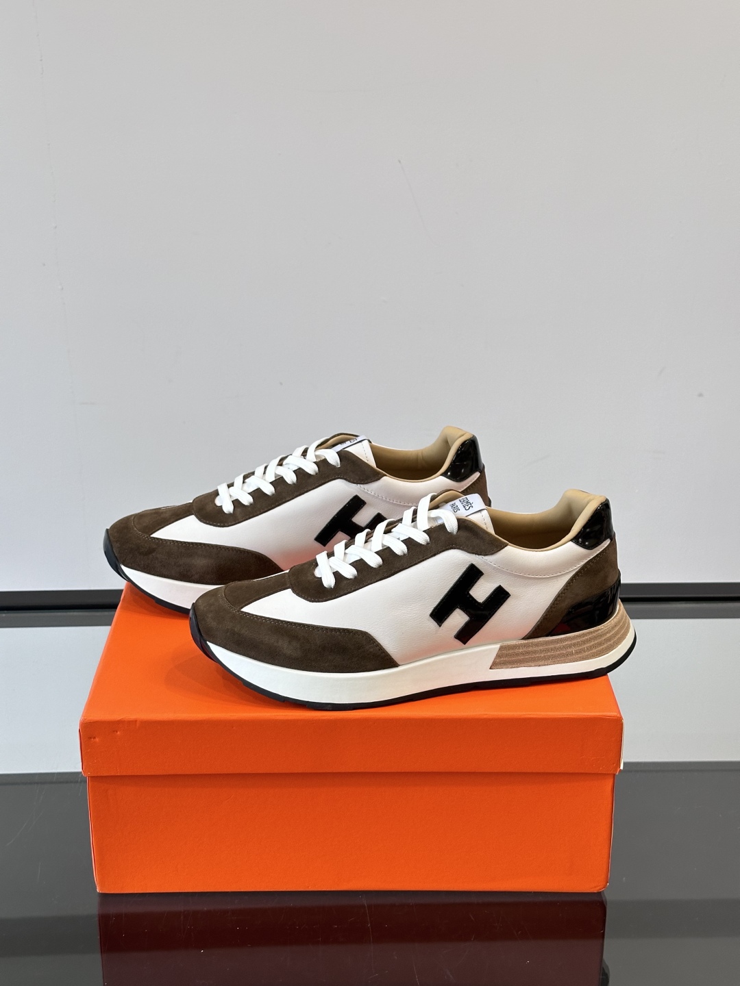 HERMES/爱马仕 Hugo厚底运动鞋休闲男鞋，这款运动鞋采用进口头层牛皮拼接透气网面设计，对比色设计