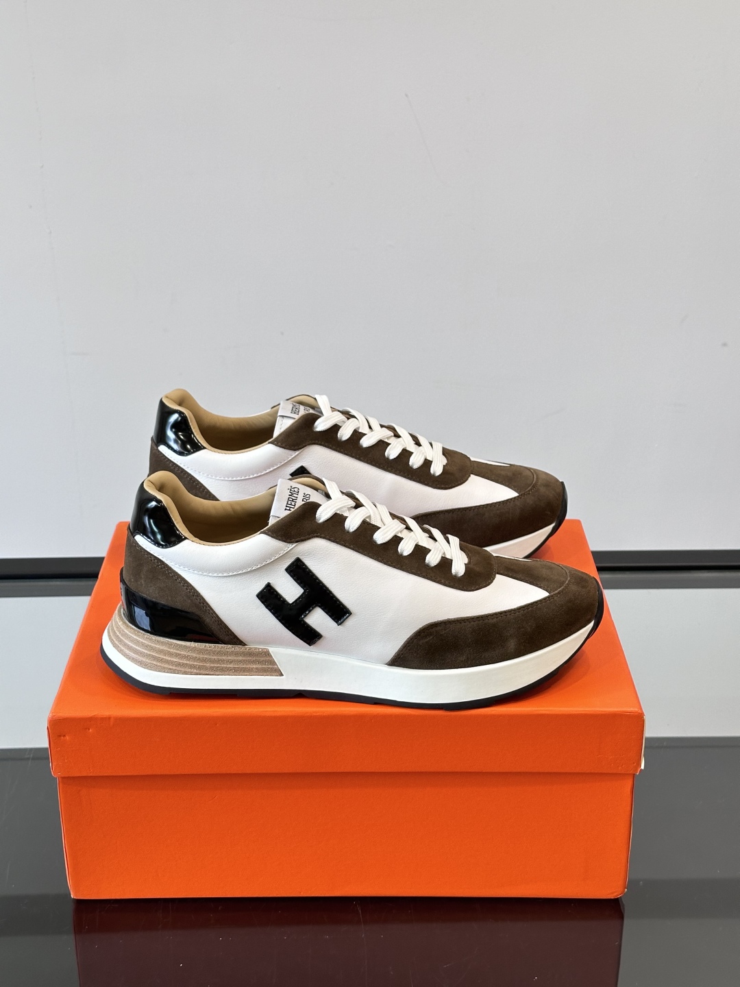 HERMES/爱马仕 Hugo厚底运动鞋休闲男鞋，这款运动鞋采用进口头层牛皮拼接透气网面设计，对比色设计
