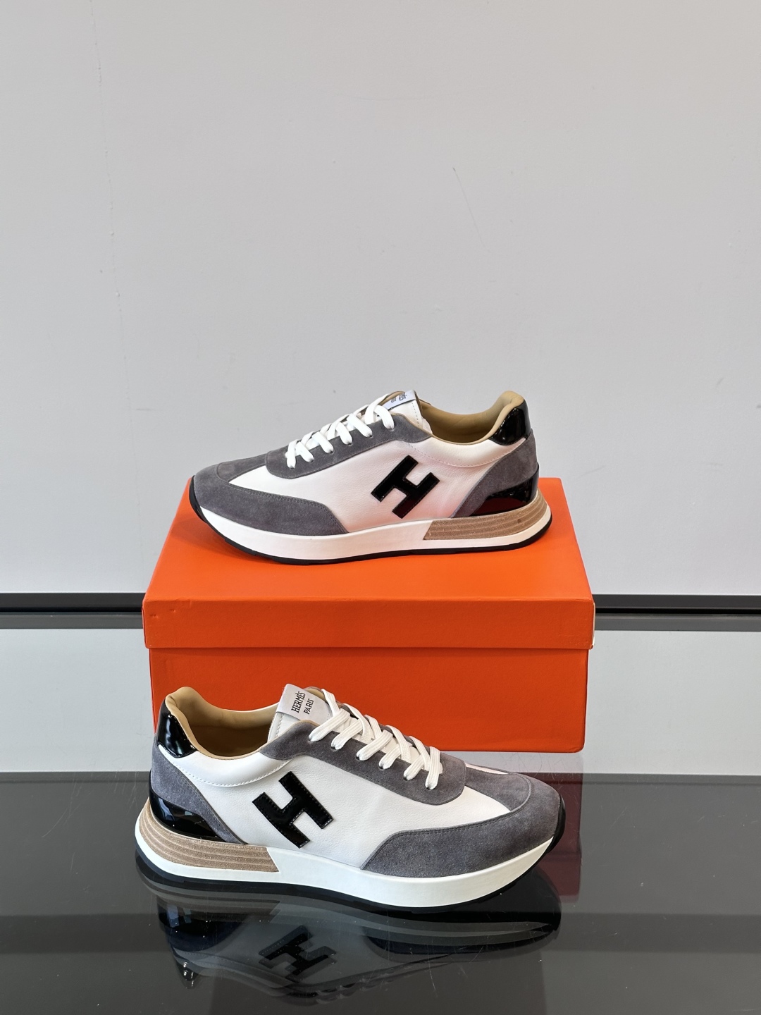 HERMES/爱马仕 Hugo厚底运动鞋休闲男鞋，这款运动鞋采用进口头层牛皮拼接透气网面设计，对比色设计