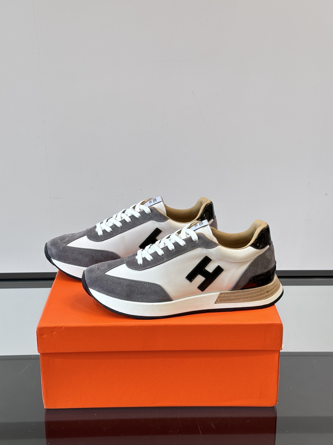 HERMES/爱马仕 Hugo厚底运动鞋休闲男鞋，这款运动鞋采用进口头层牛皮拼接透气网面设计，对比色设计