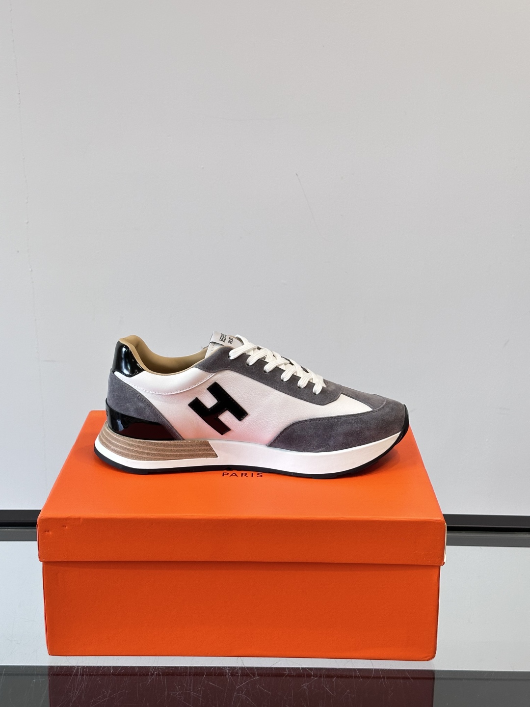 HERMES/爱马仕 Hugo厚底运动鞋休闲男鞋，这款运动鞋采用进口头层牛皮拼接透气网面设计，对比色设计