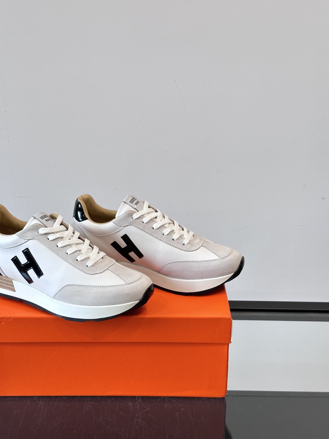 HERMES/爱马仕 Hugo厚底运动鞋休闲男鞋，这款运动鞋采用进口头层牛皮拼接透气网面设计，对比色设计