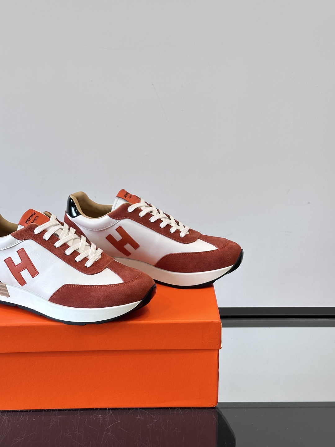 HERMES/爱马仕 Hugo厚底运动鞋休闲男鞋，这款运动鞋采用进口头层牛皮拼接透气网面设计，对比色设计