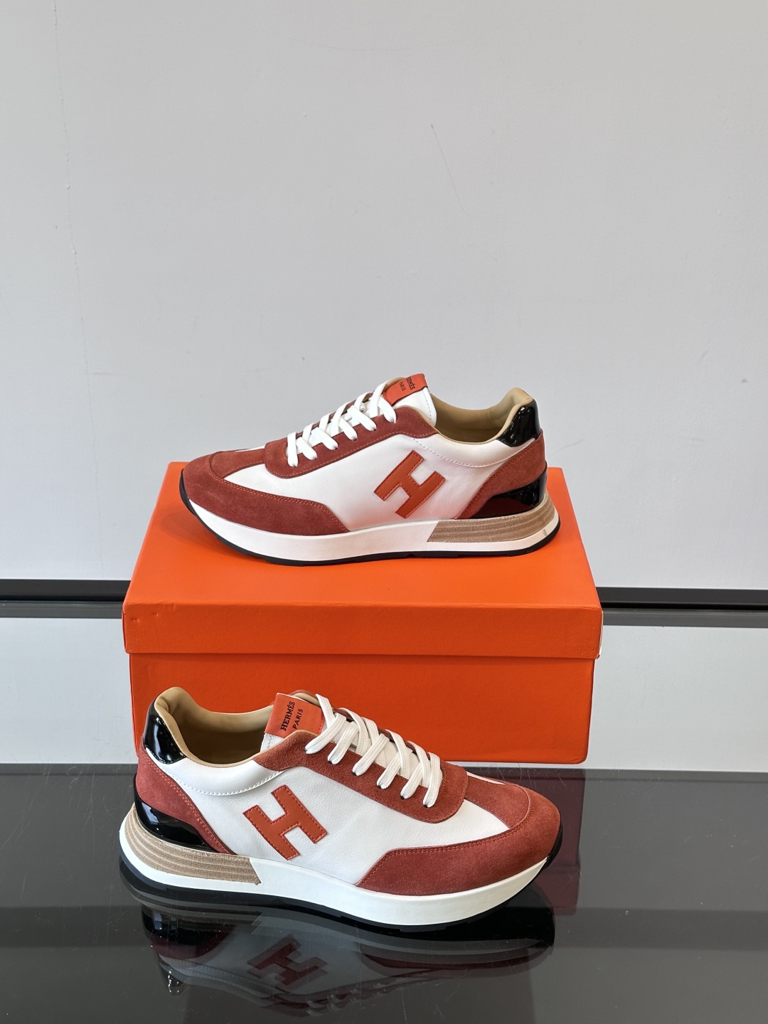 HERMES/爱马仕 Hugo厚底运动鞋休闲男鞋，这款运动鞋采用进口头层牛皮拼接透气网面设计，对比色设计
