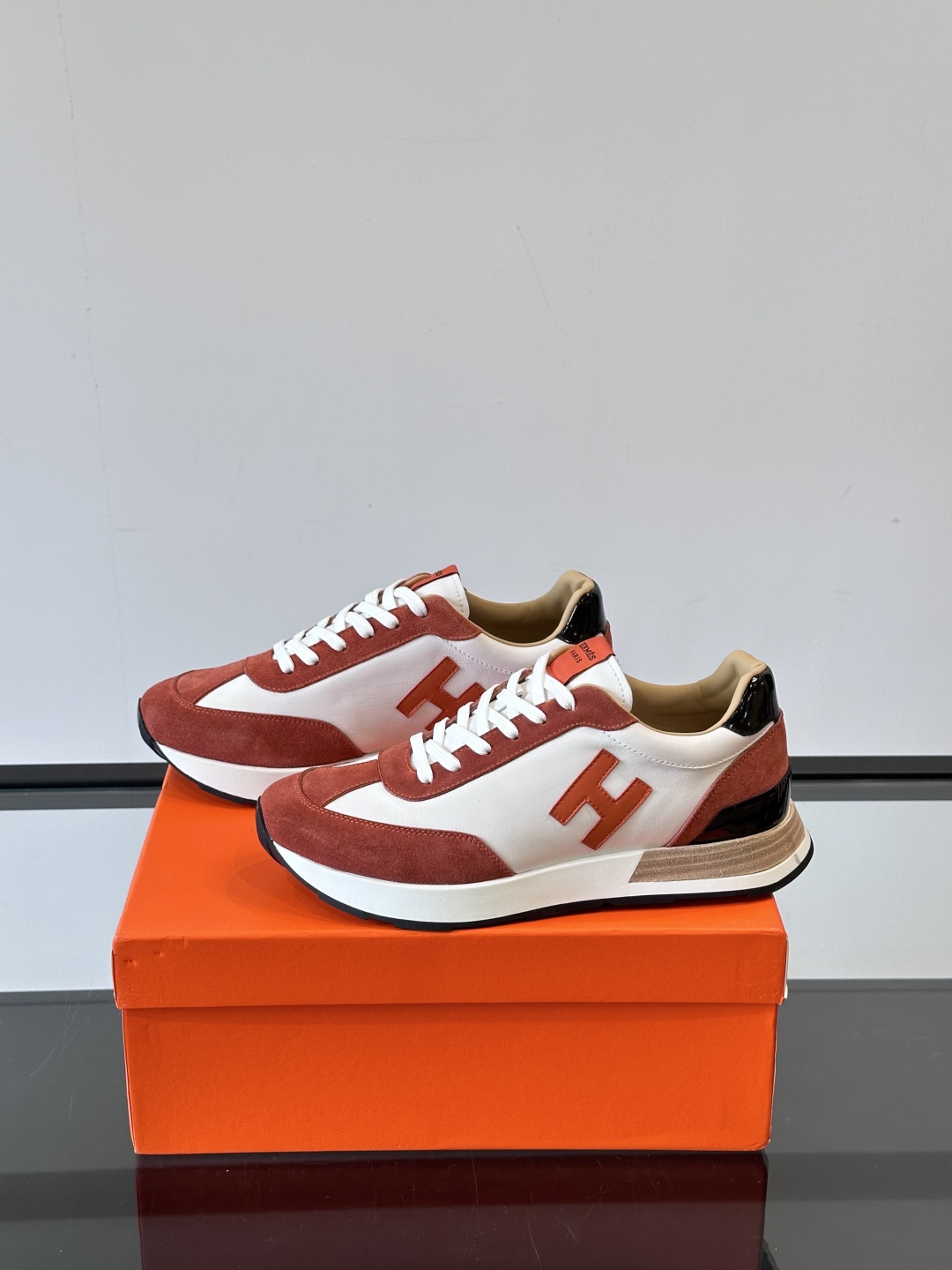 HERMES/爱马仕 Hugo厚底运动鞋休闲男鞋，这款运动鞋采用进口头层牛皮拼接透气网面设计，对比色设计