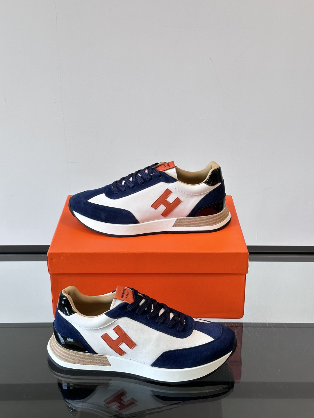HERMES/爱马仕 Hugo厚底运动鞋休闲男鞋，这款运动鞋采用进口头层牛皮拼接透气网面设计，对比色设计